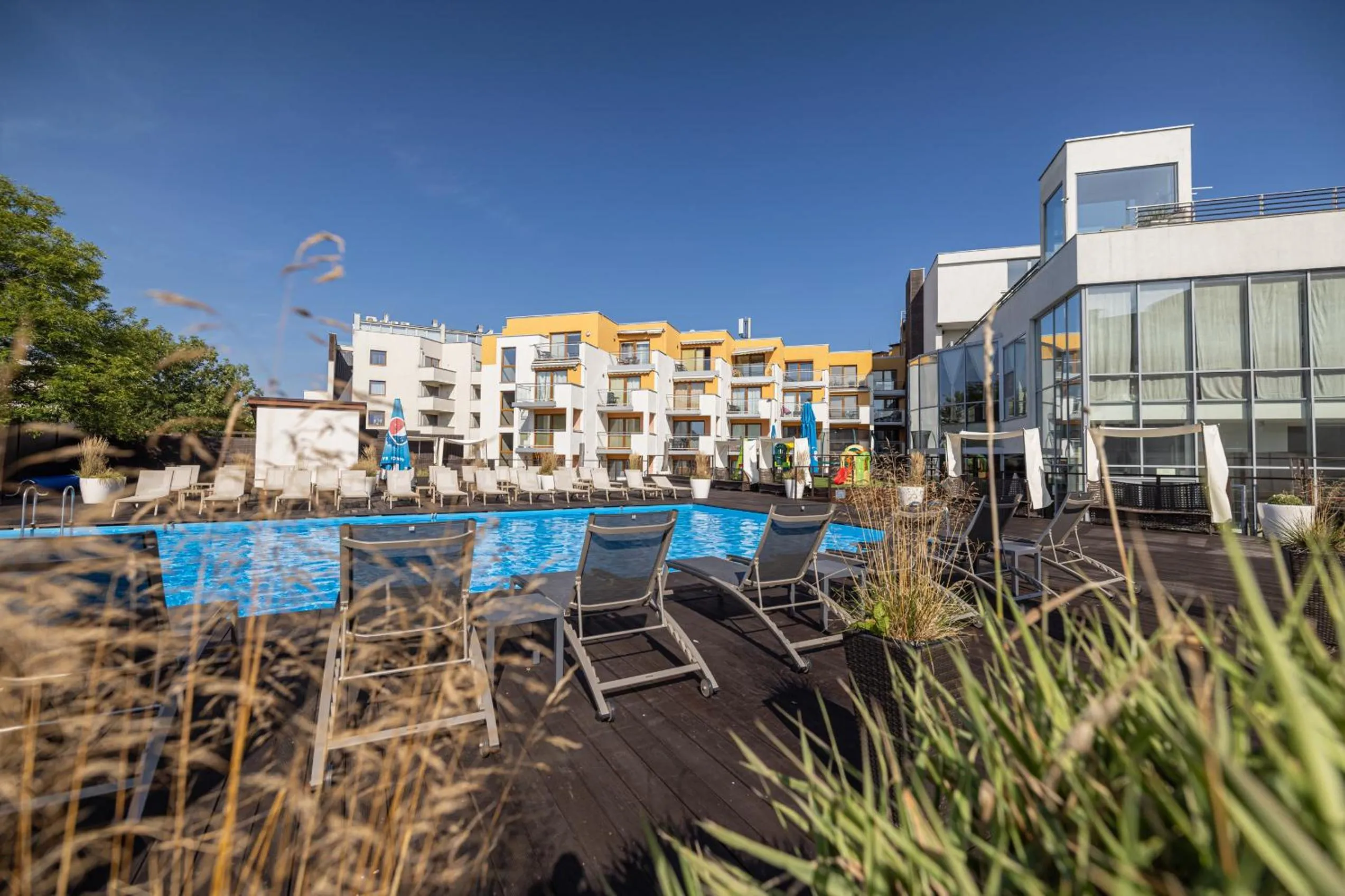 Swimming pool in Maloves Resort & Spa, pokoje w bocznych budynkach