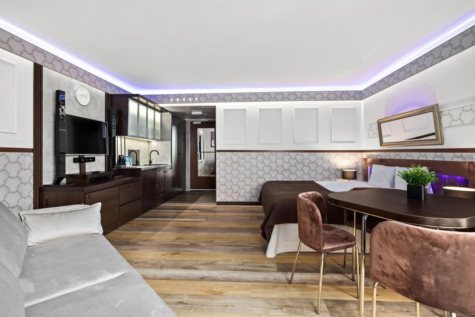 TV and multimedia in Maloves Resort & Spa, pokoje w bocznych budynkach