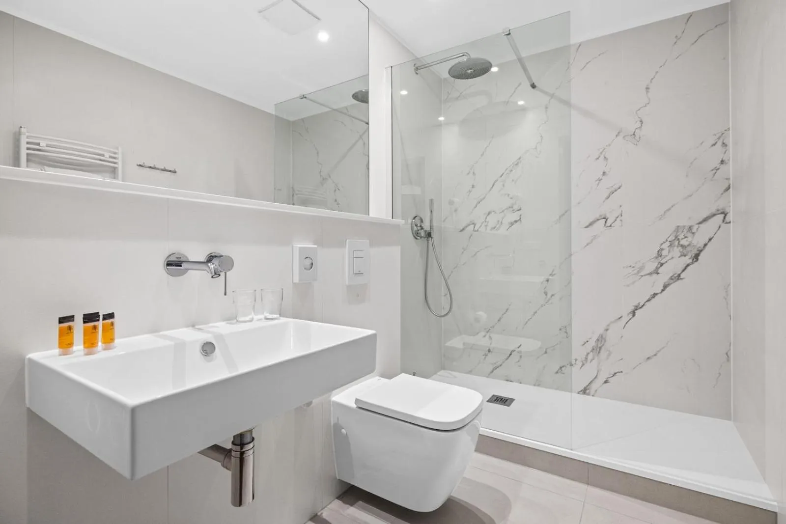 Shower in Maloves Resort & Spa, pokoje w bocznych budynkach