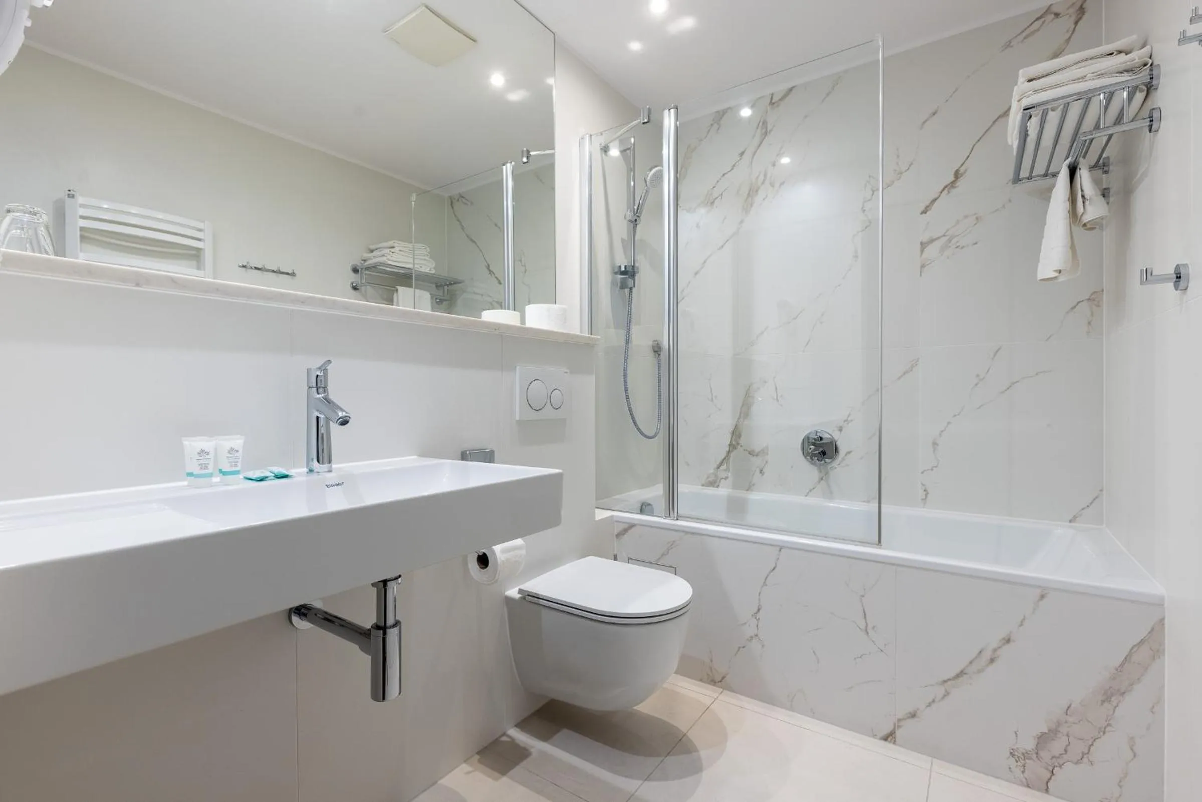 Bathroom in Maloves Resort & Spa, pokoje w bocznych budynkach