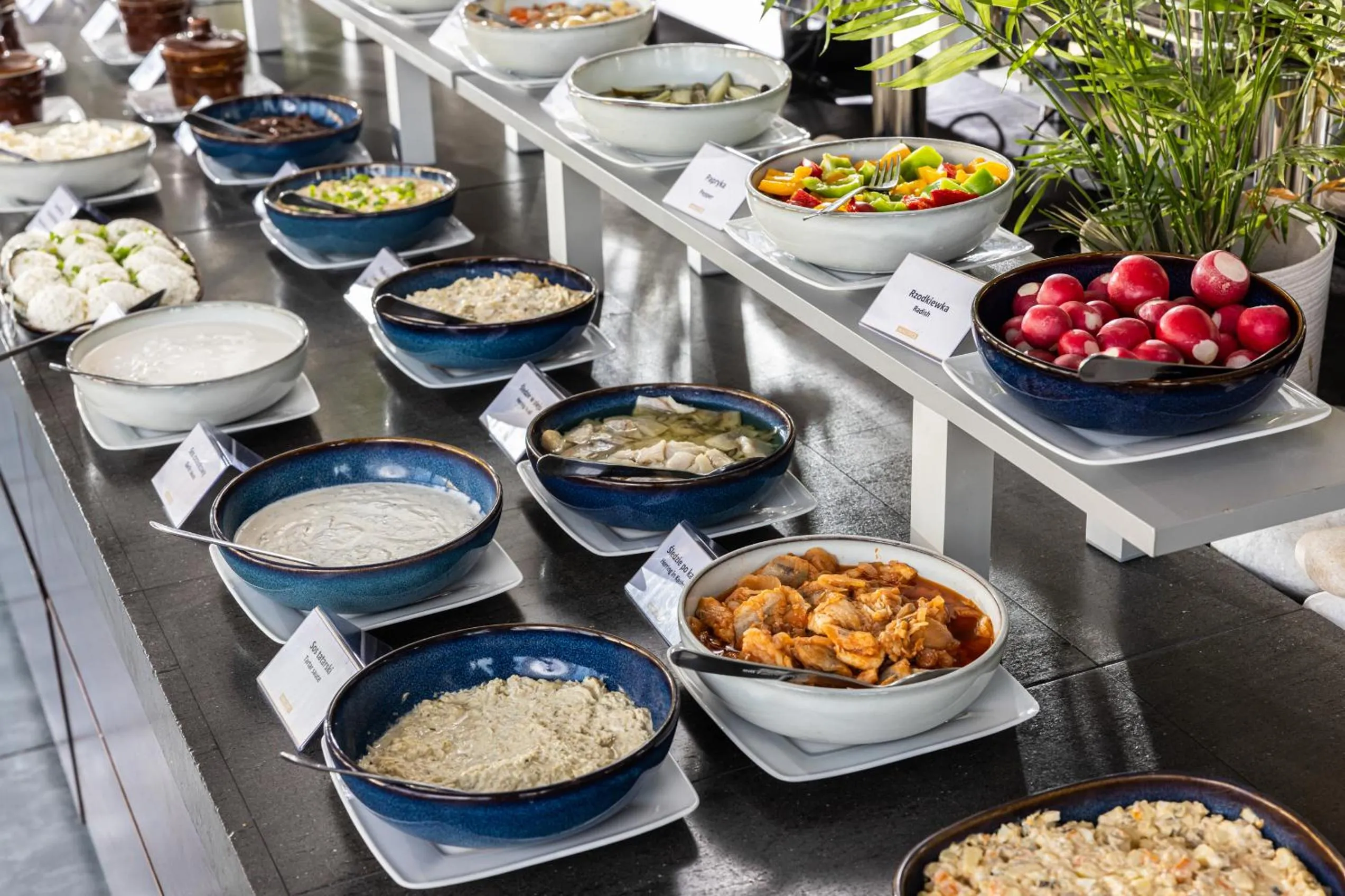 Breakfast in Maloves Resort & Spa, pokoje w bocznych budynkach