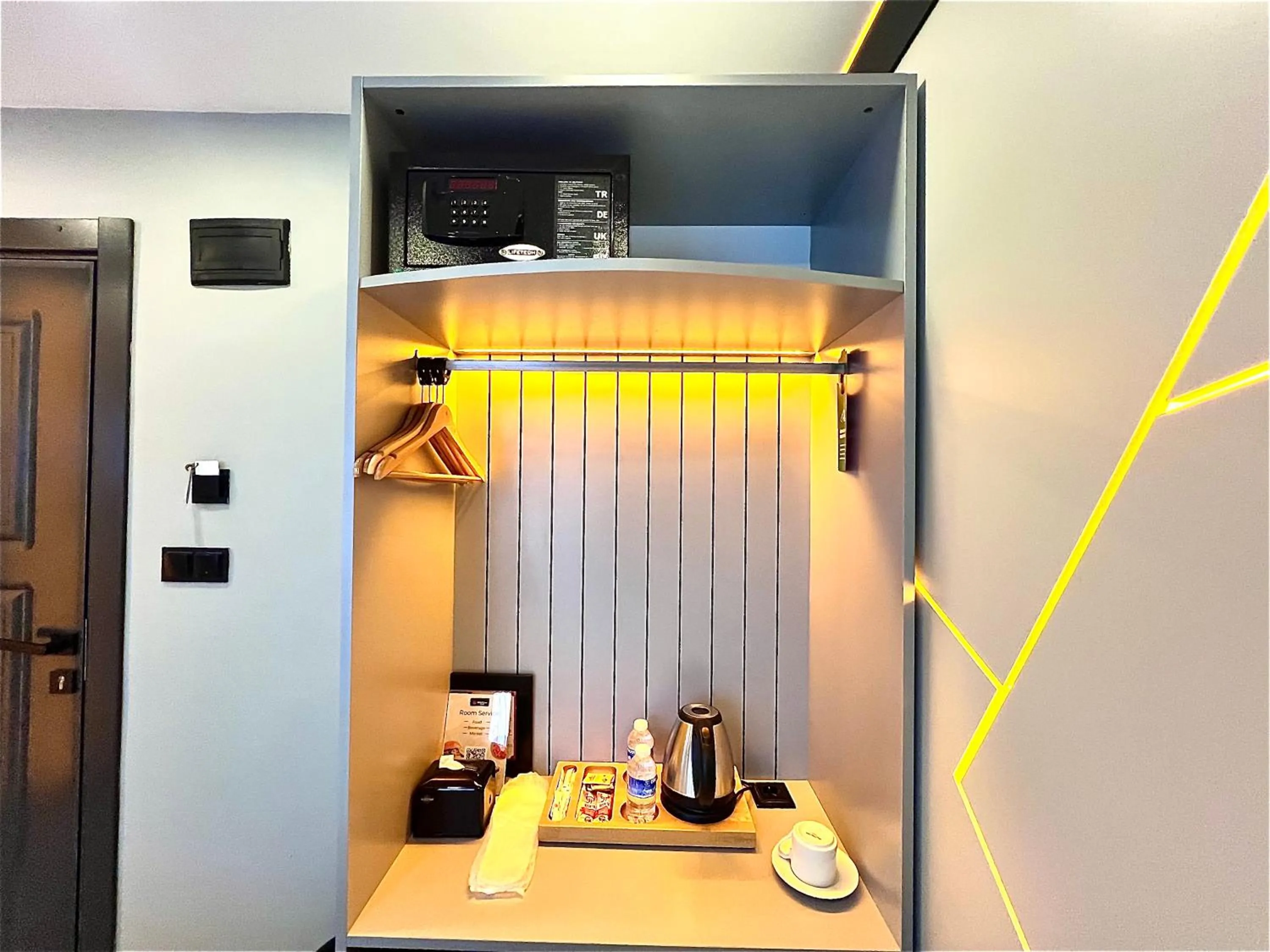 Coffee/tea facilities in White Corner Hotel