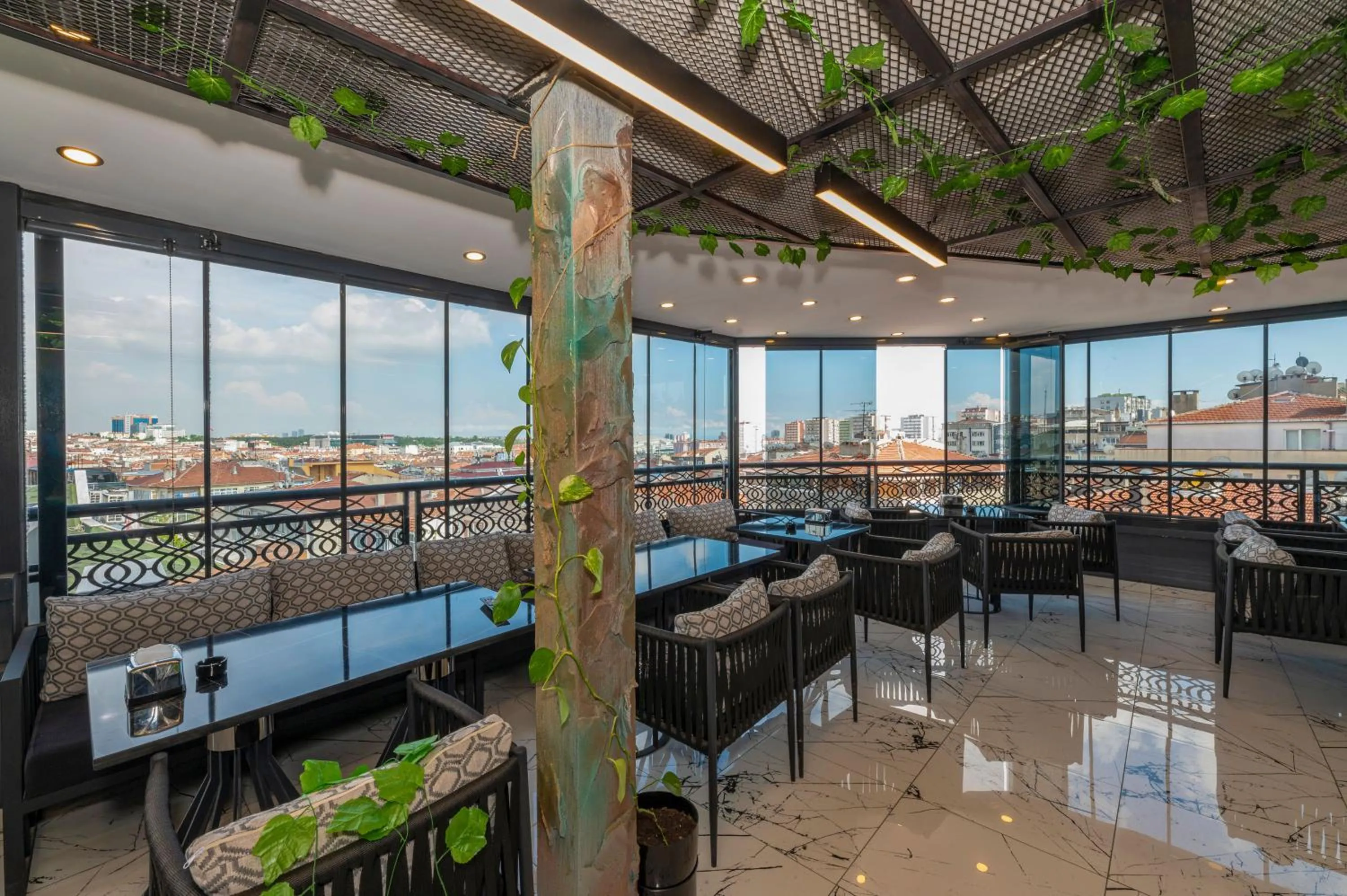 Communal lounge/ TV room in White Corner Hotel