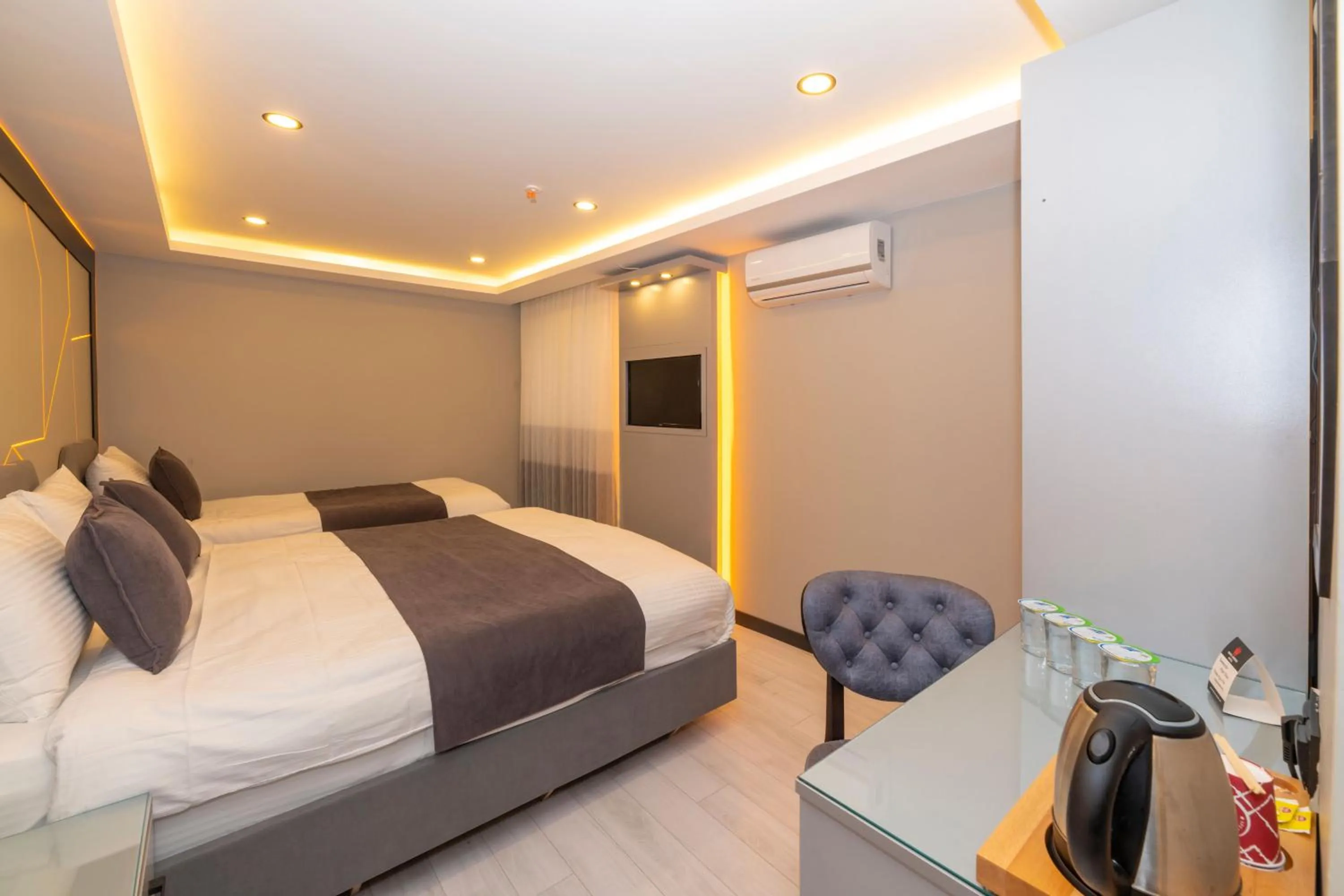 TV and multimedia, Bed in White Corner Hotel