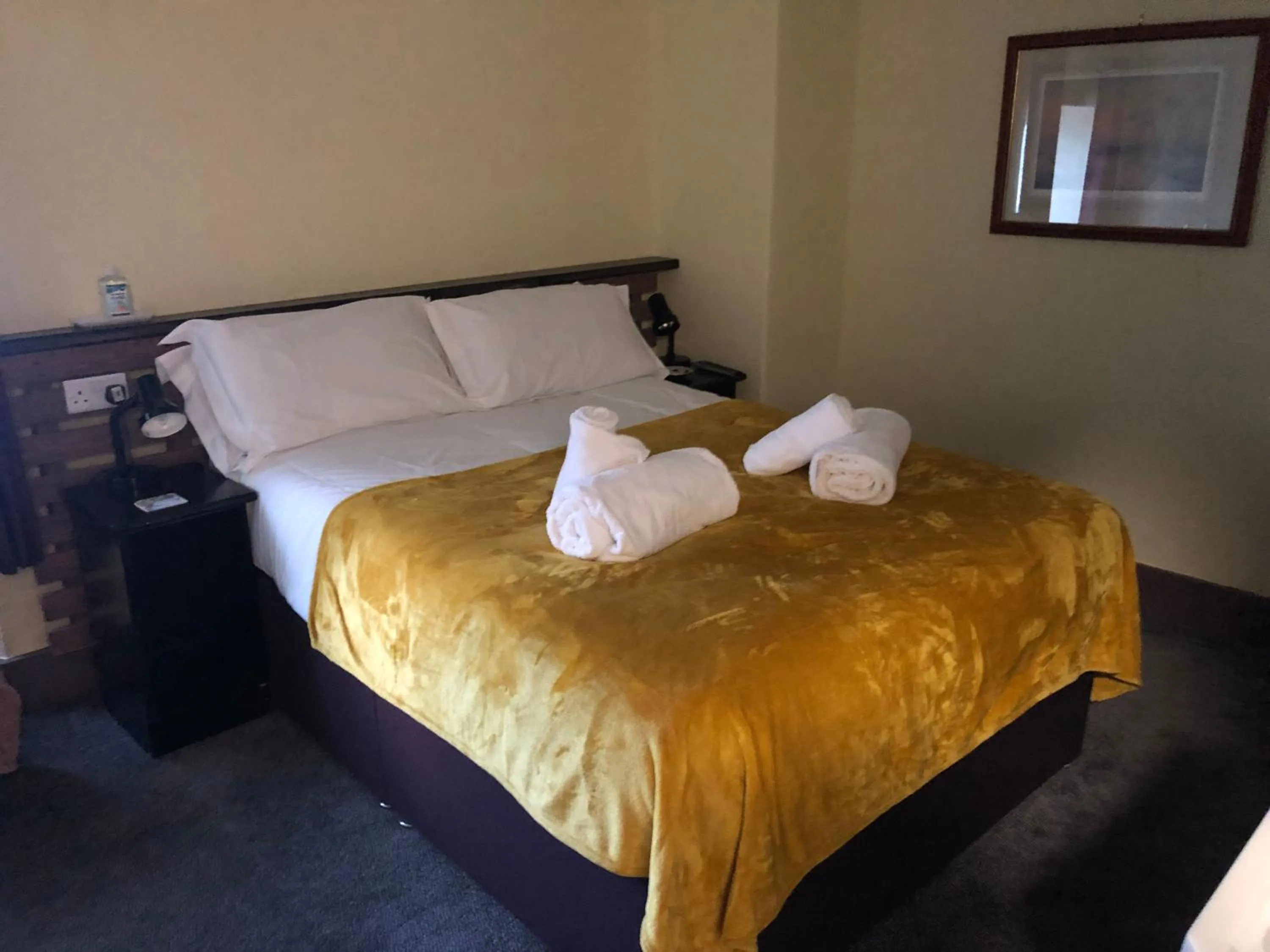 Bed in THE KINGS ARMS INN