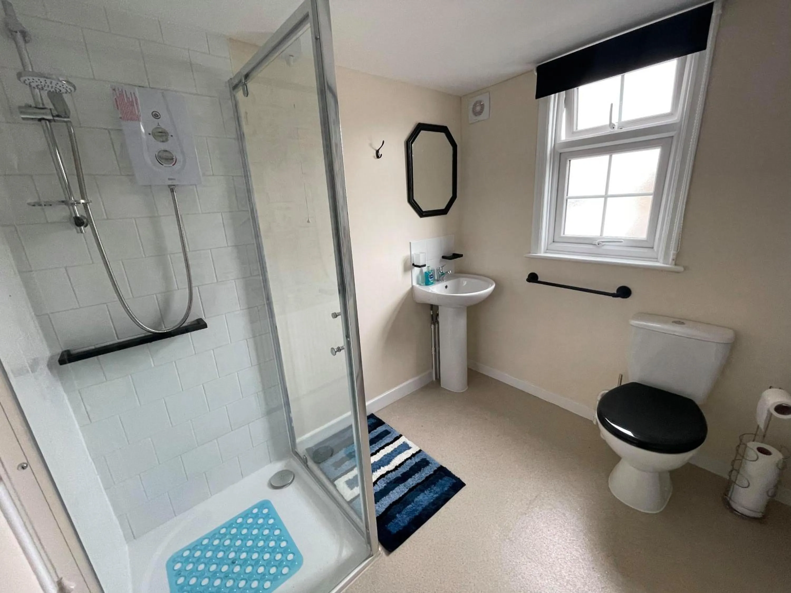 Shower in THE KINGS ARMS INN