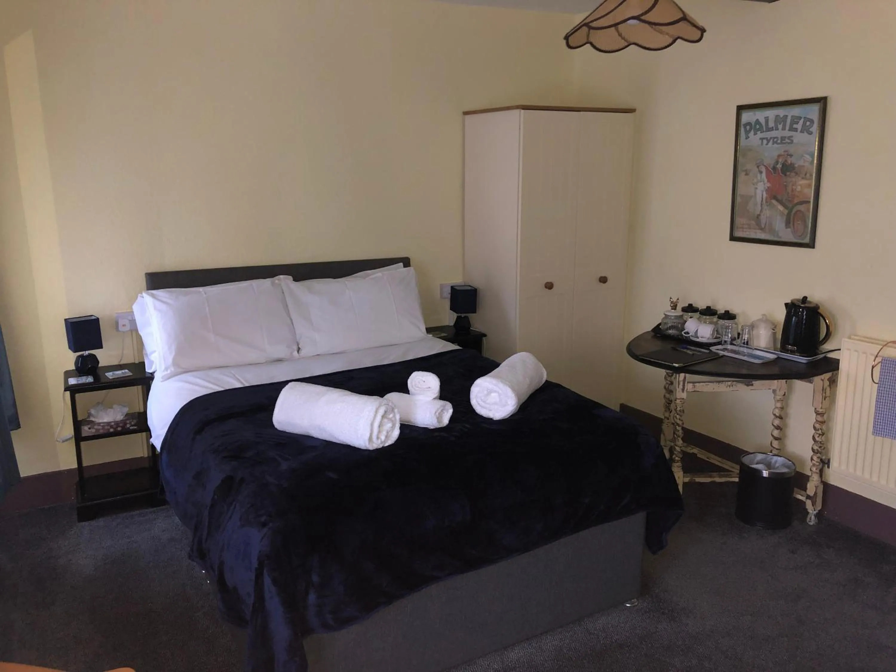 Bed in THE KINGS ARMS INN