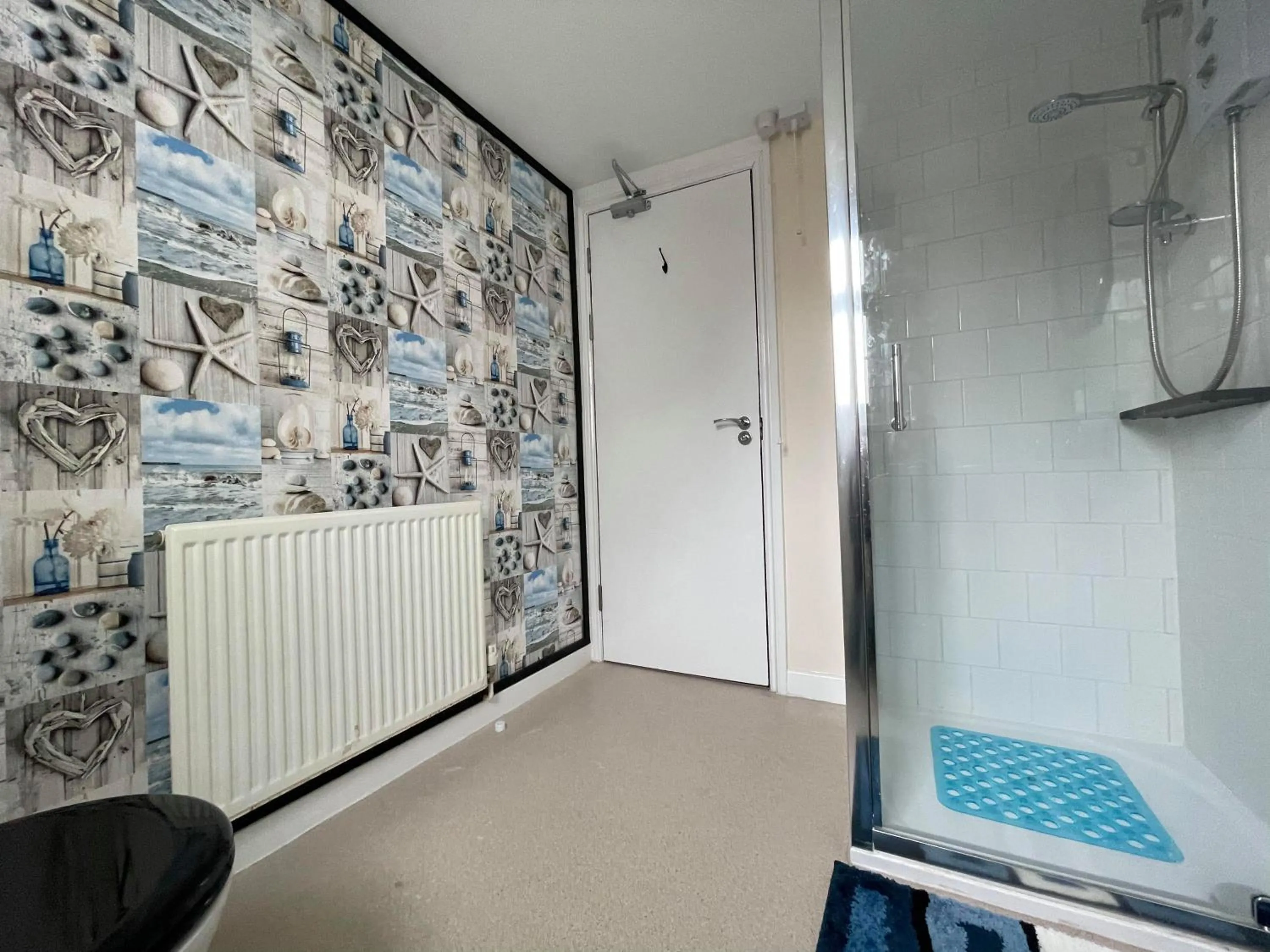 Shower in THE KINGS ARMS INN