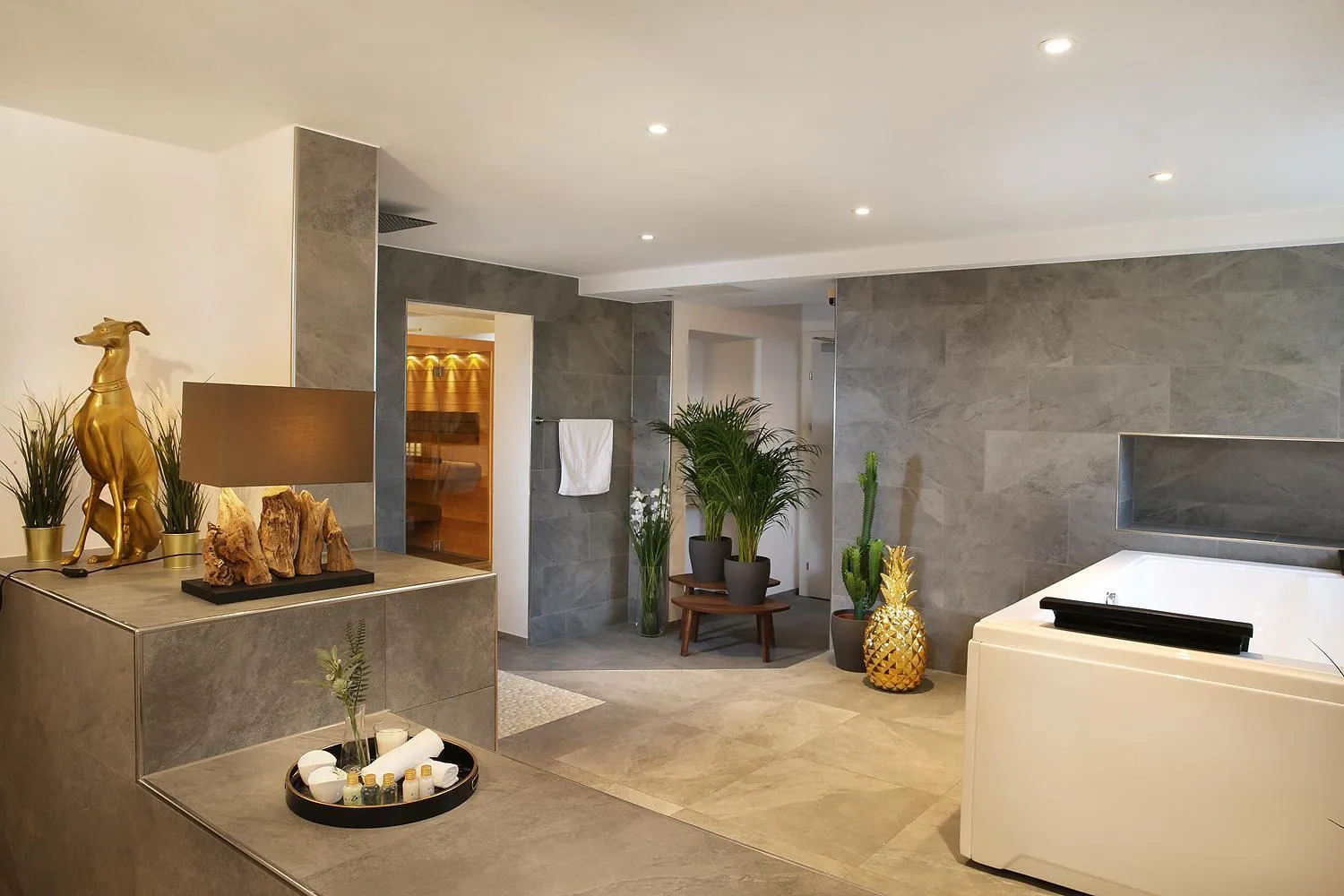 Hot Tub in Private Spa LUX with Whirlpool and Sauna in Zurich