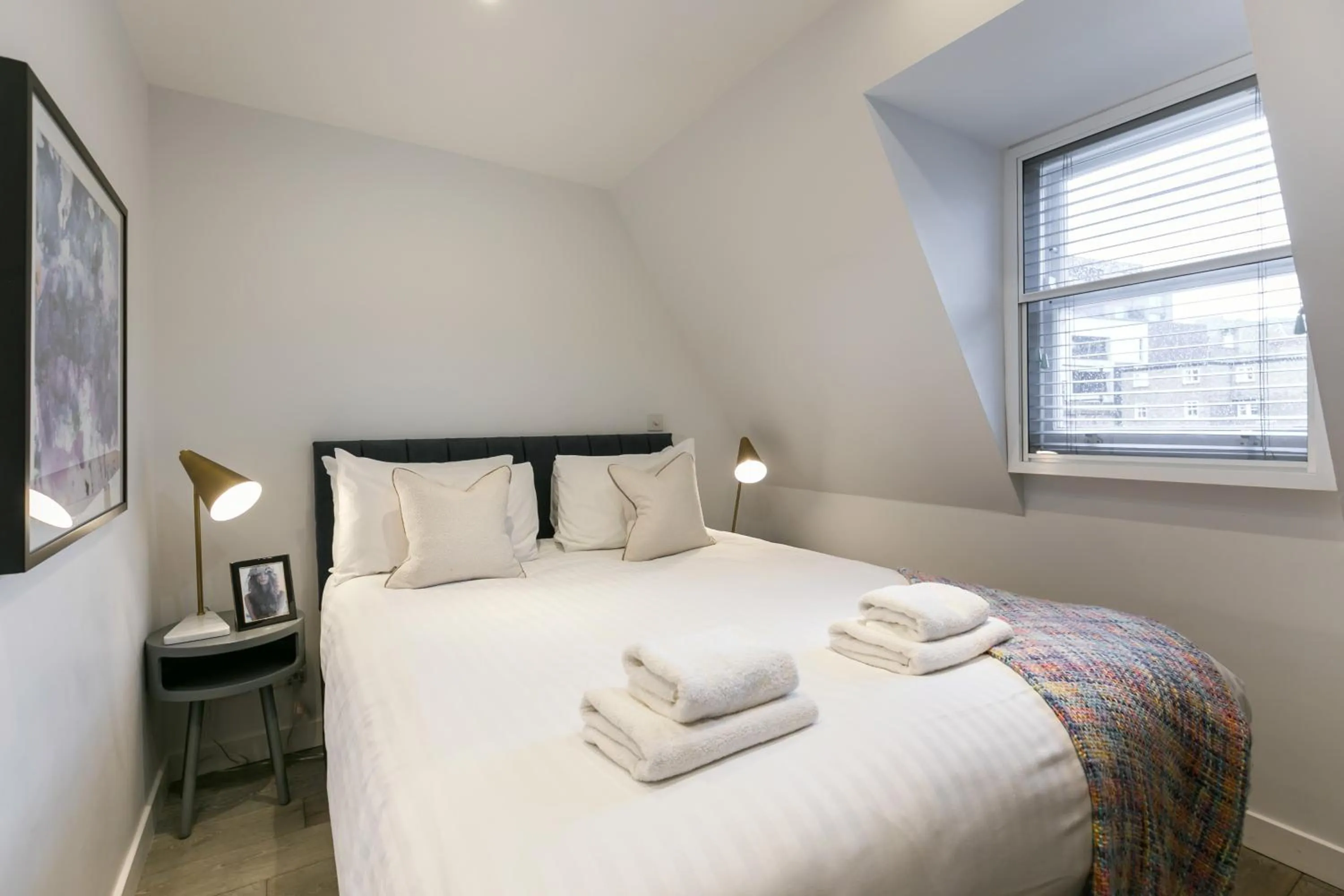 Bedroom, Bed in Urban Chic - Rathbone