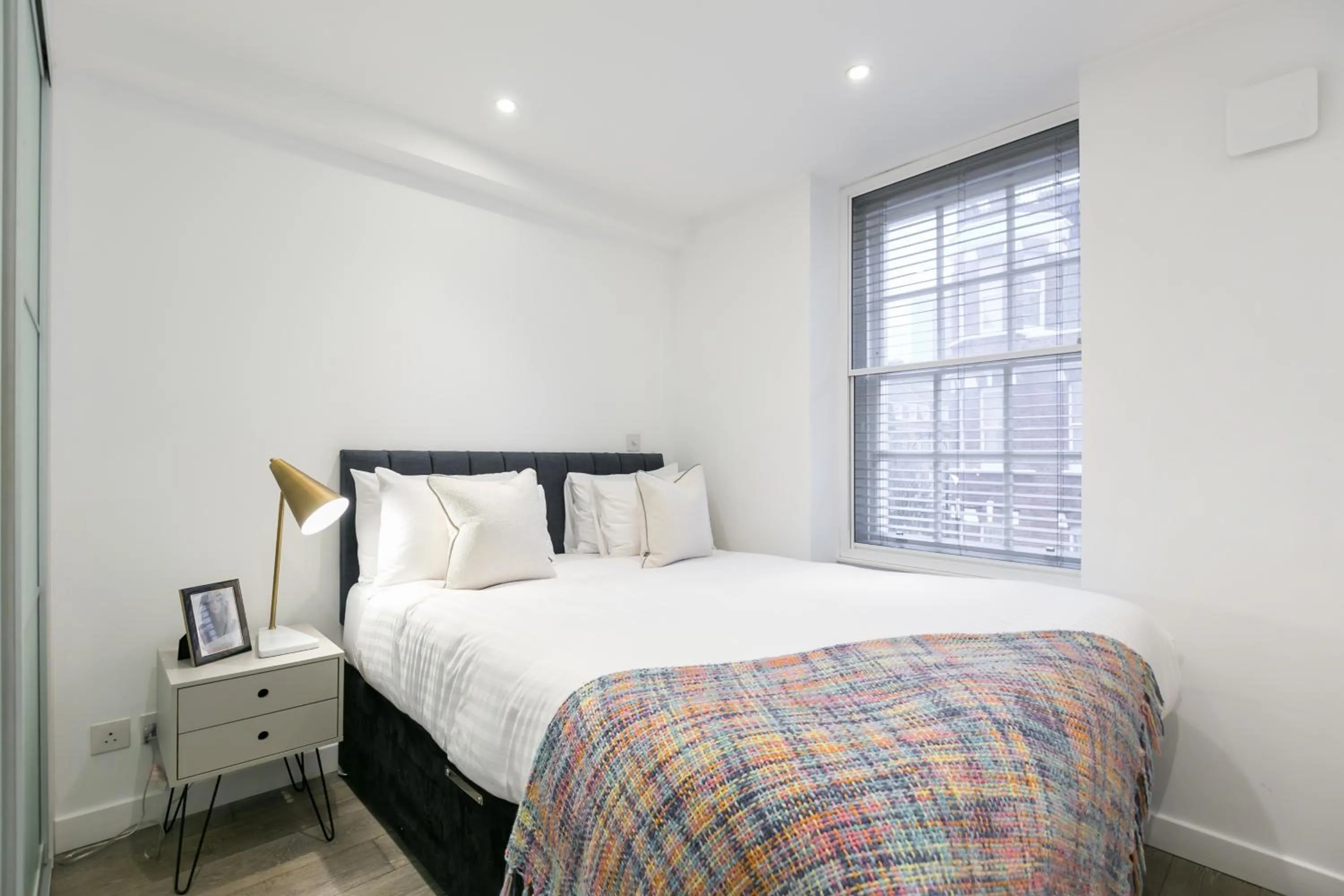 Bedroom, Bed in Urban Chic - Rathbone