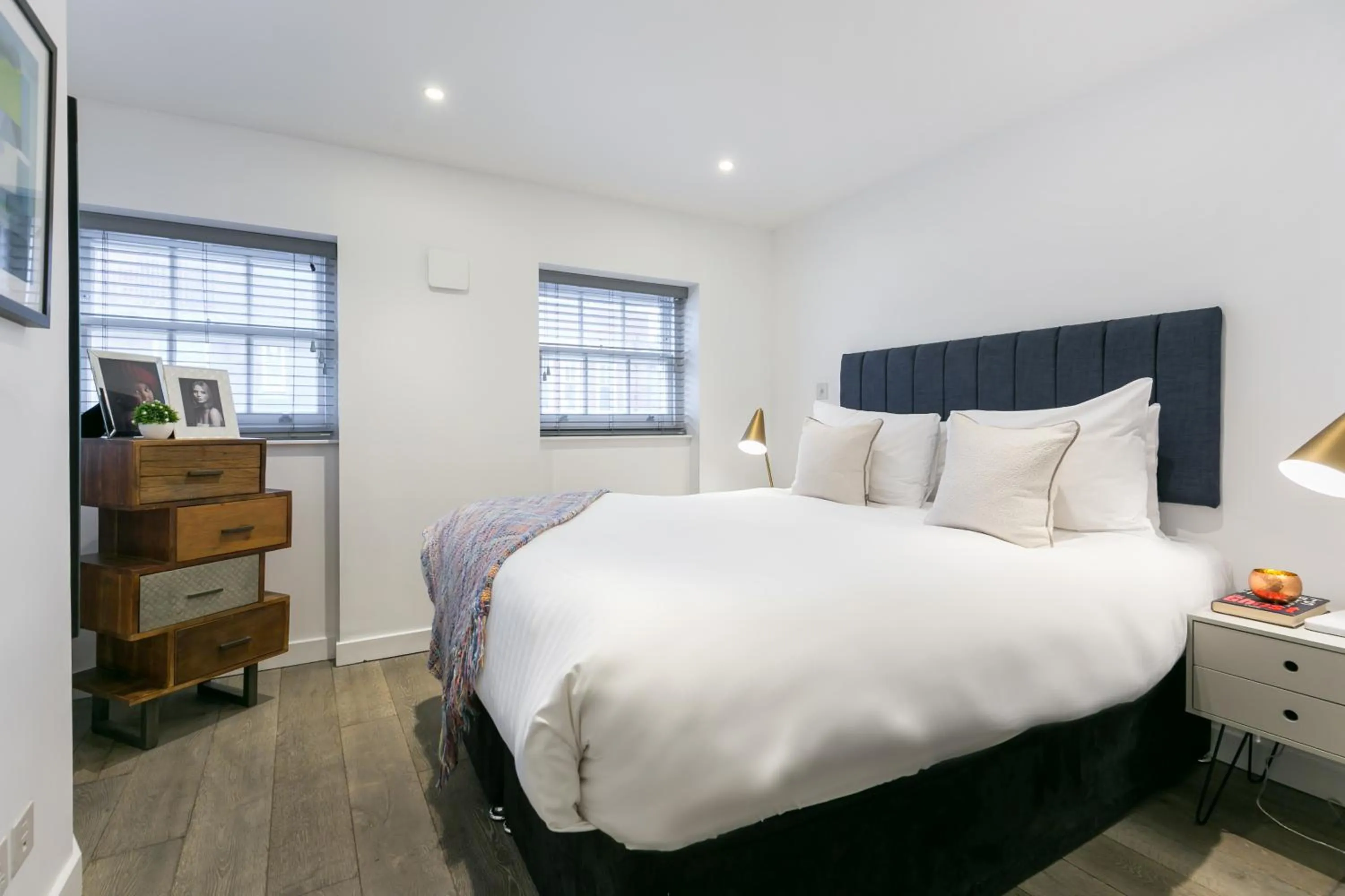 Bedroom, Bed in Urban Chic - Rathbone