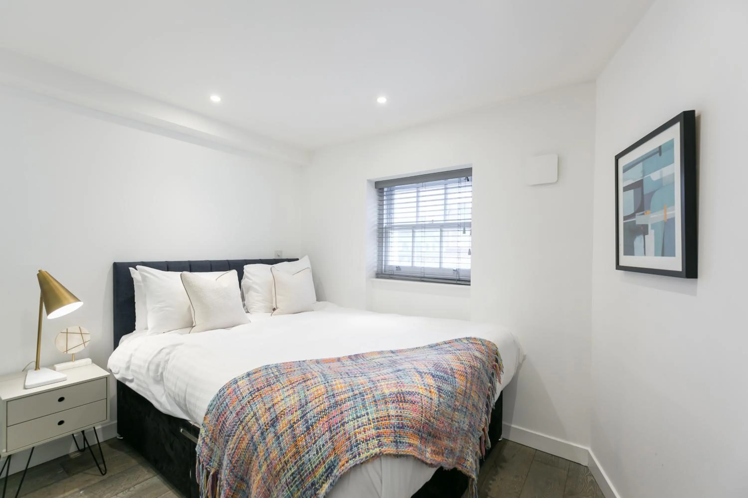 Bedroom, Bed in Urban Chic - Rathbone