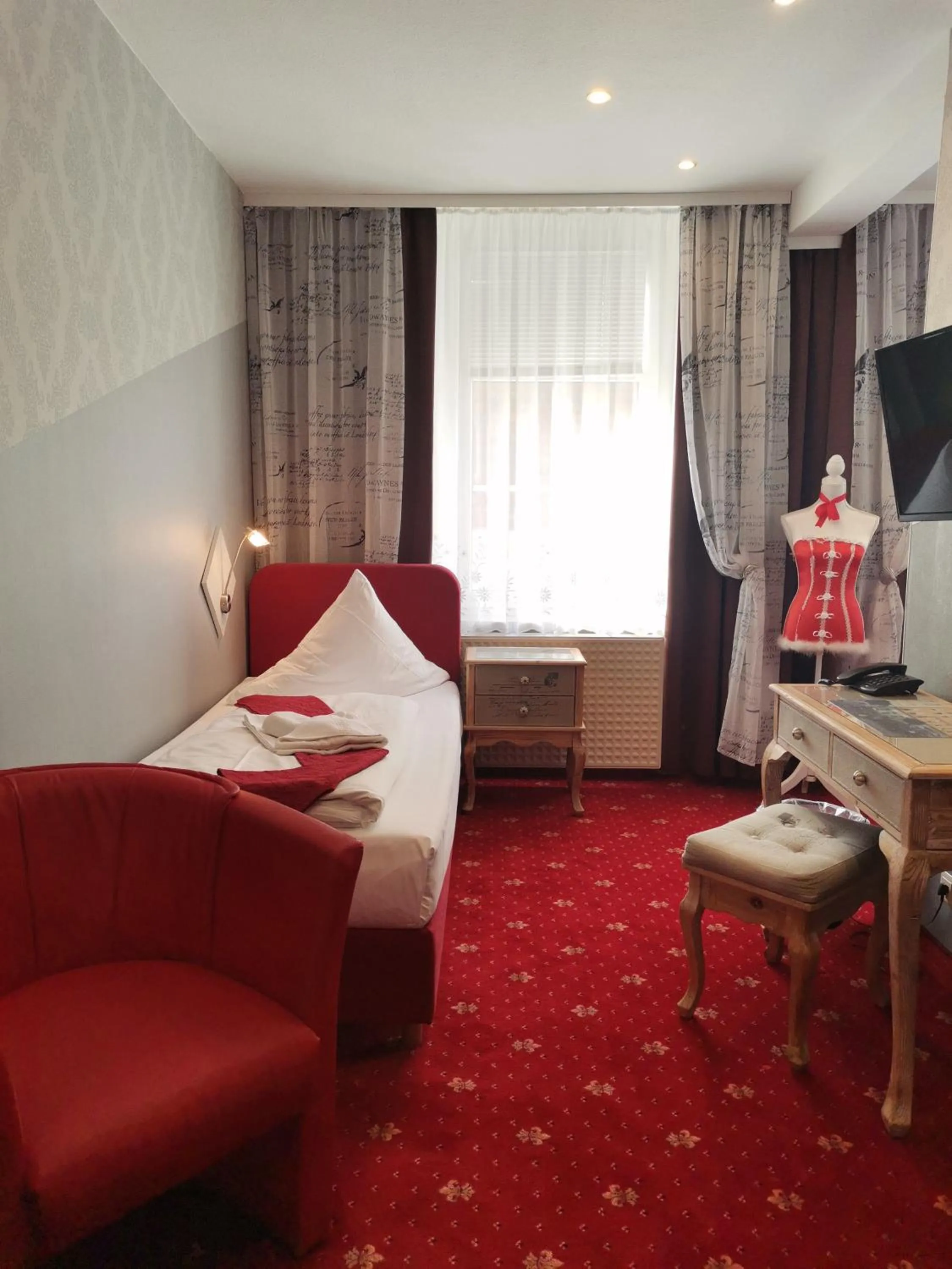 TV and multimedia, Bed in Boulevardhotel Sängerstadt - alle Zimmer klimatisiert