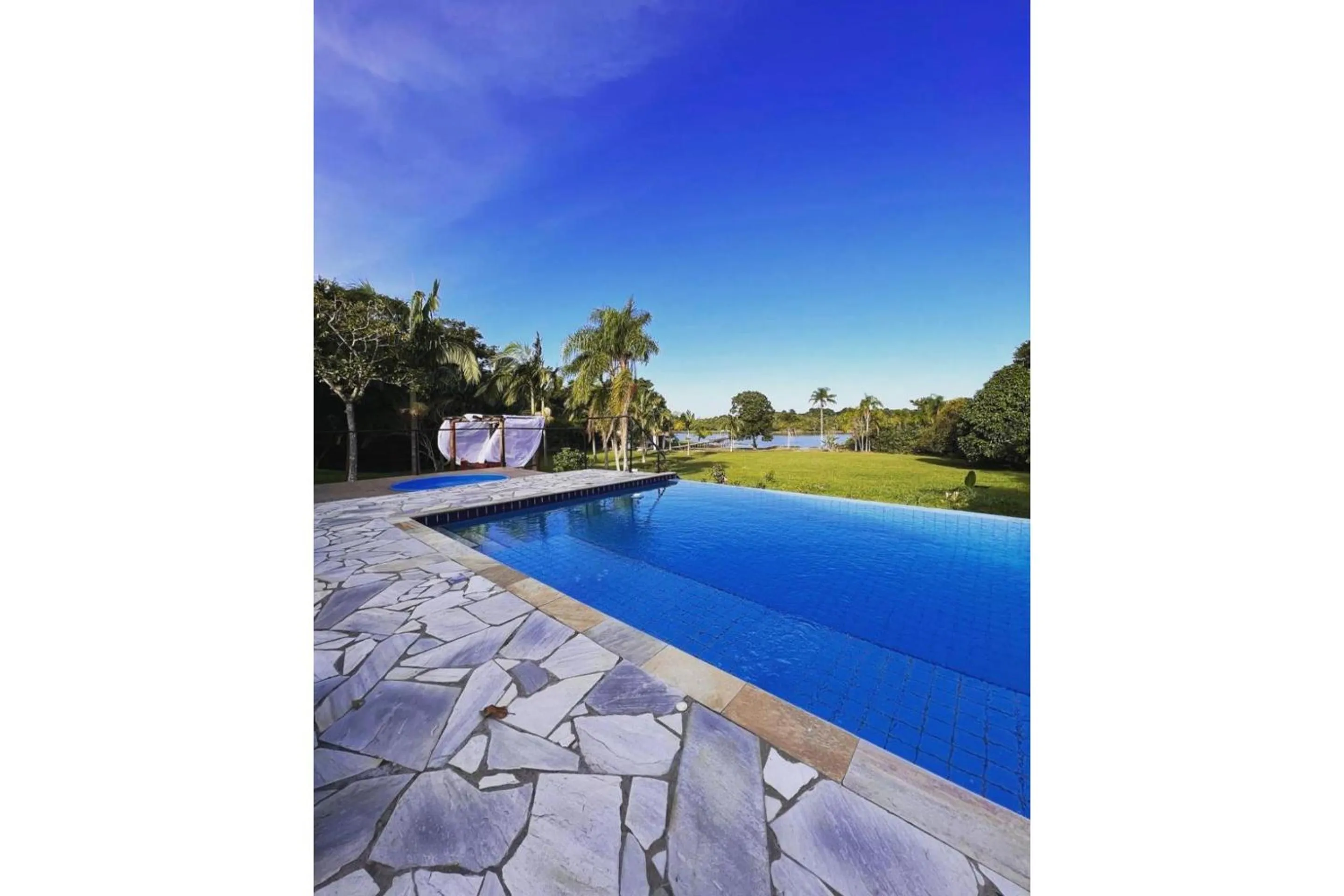 Swimming pool in OYO Pousada Coisa Mais Linda