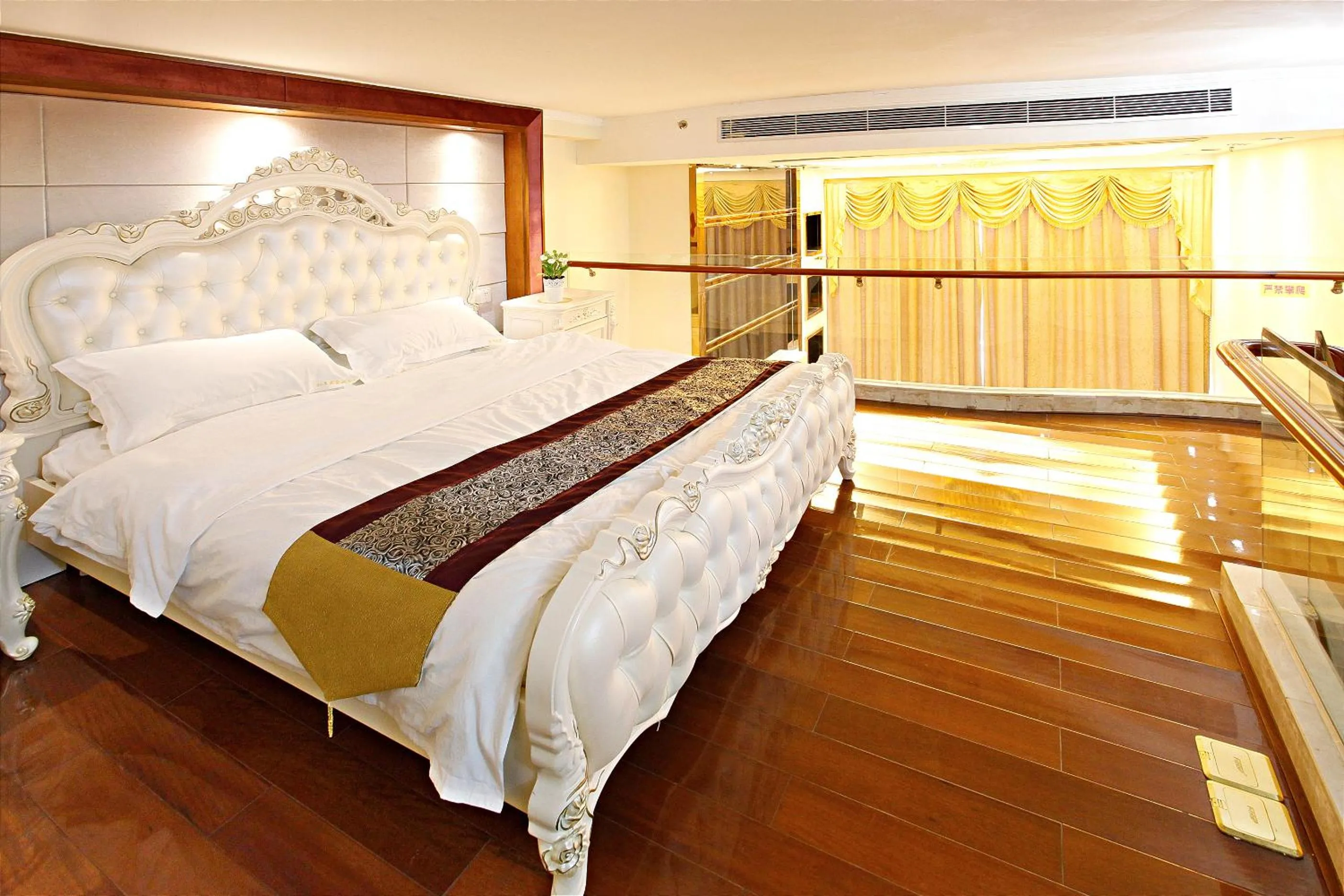 Photo of the whole room, Bed in Barton International Residence Guangzhou - located in the city center adjacent to Beijing Road Pedestrian Street and Dafo Temple and close to the subway