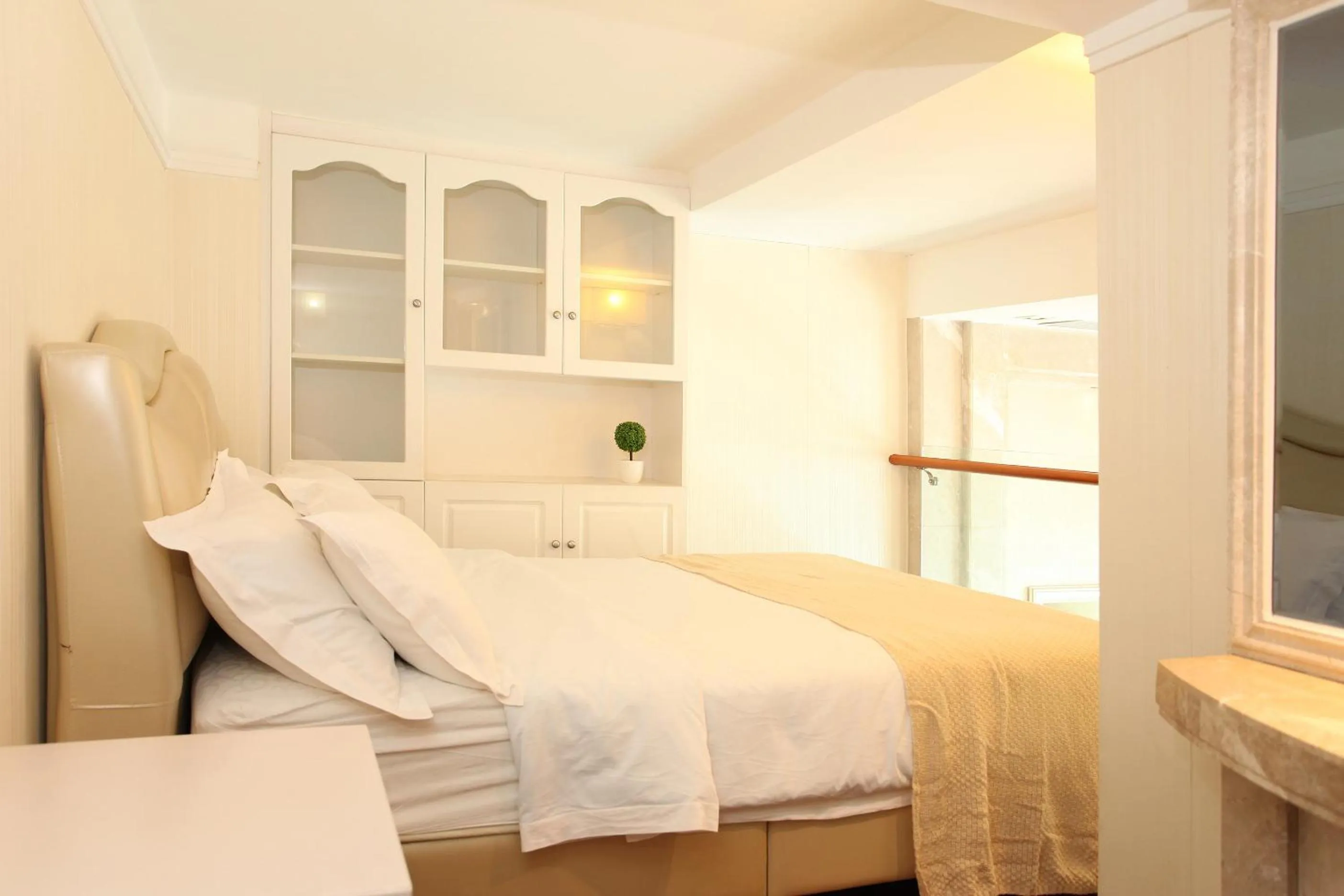 Bedroom, Bed in Barton International Residence Guangzhou - located in the city center adjacent to Beijing Road Pedestrian Street and Dafo Temple and close to the subway