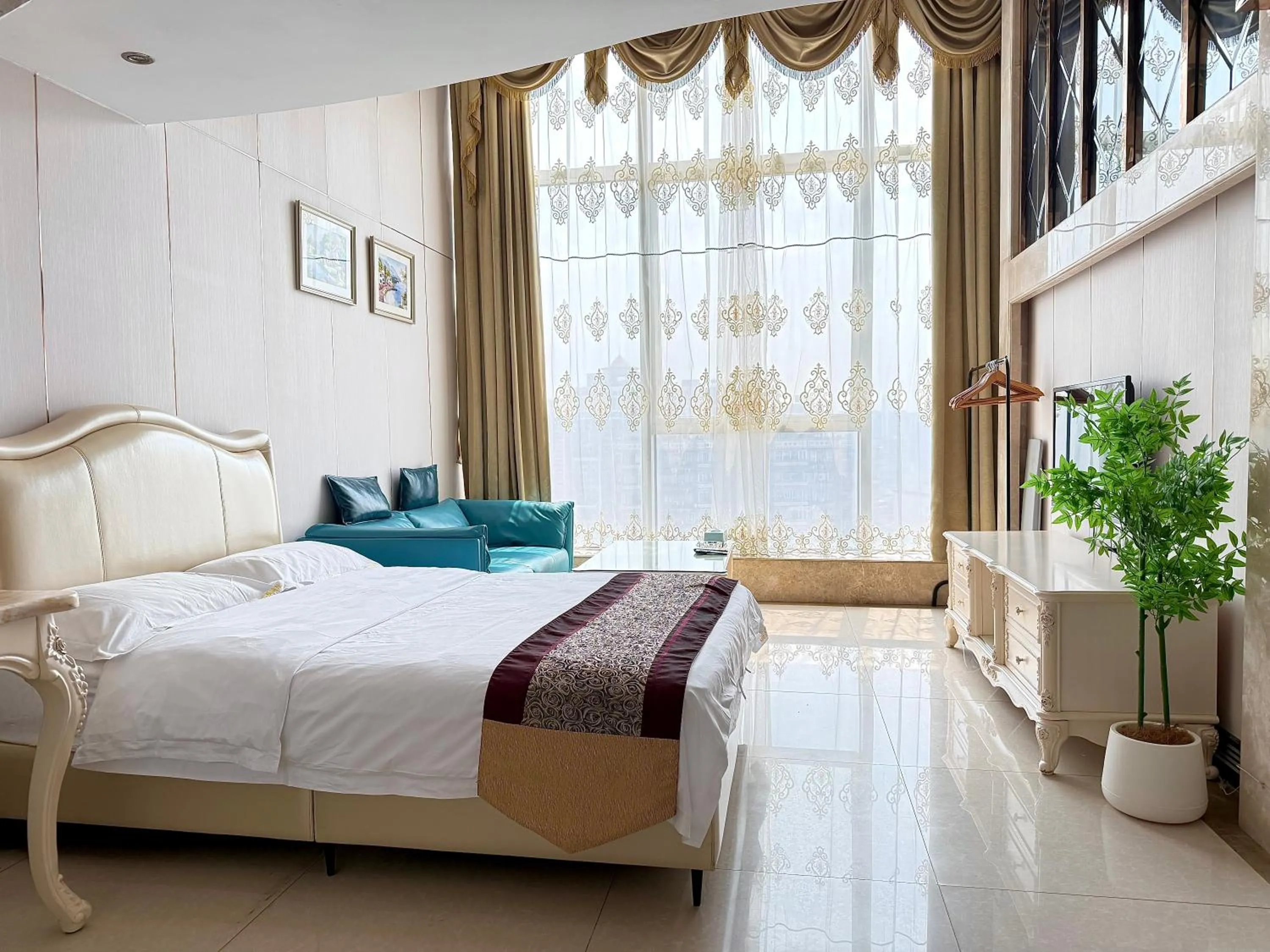 Living room, Bed in Barton International Residence Guangzhou - located in the city center adjacent to Beijing Road Pedestrian Street and Dafo Temple and close to the subway