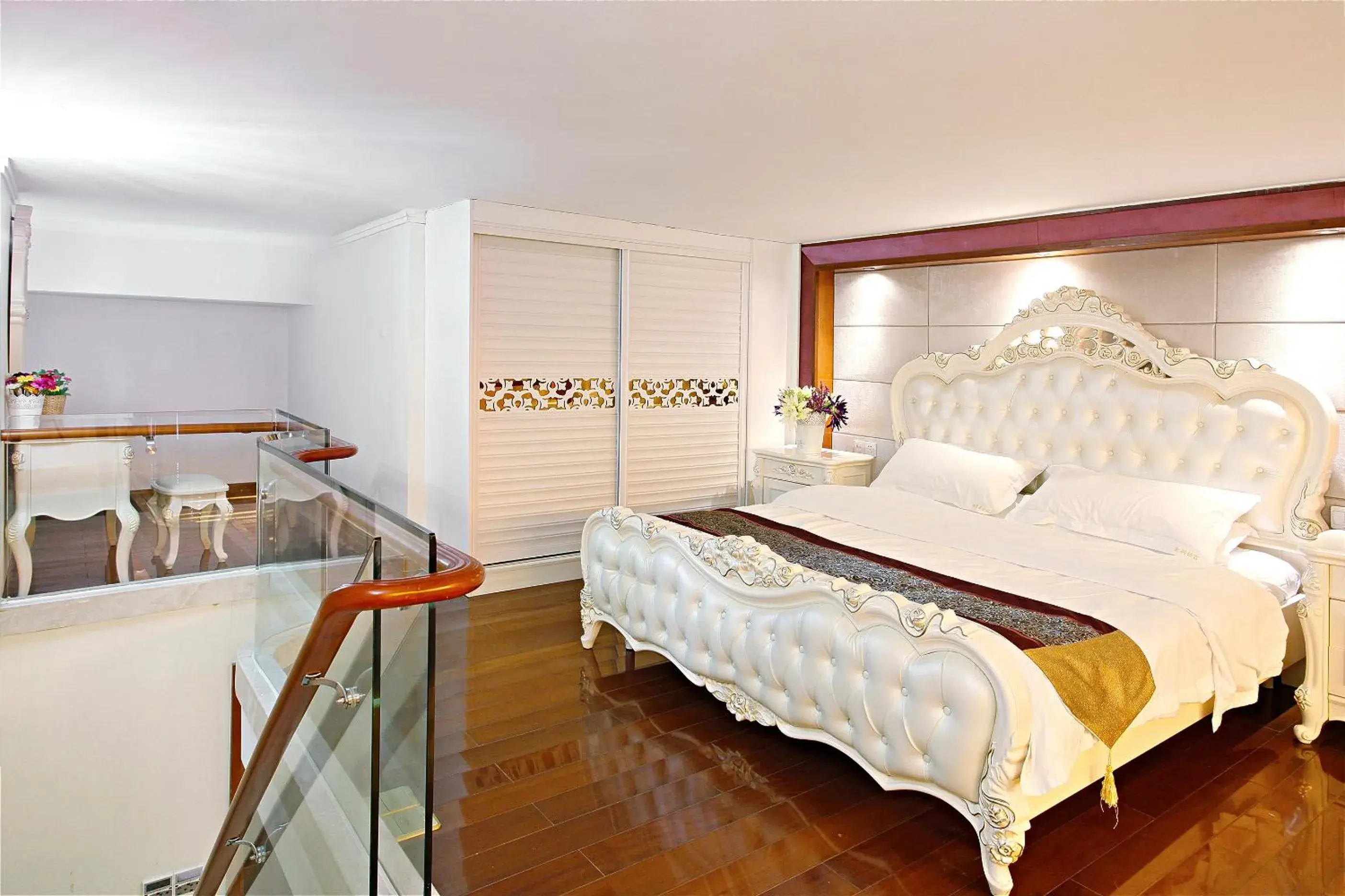 Deluxe Duplex King Suite in Barton International Residence Guangzhou - located in the city center adjacent to Beijing Road Pedestrian Street and Dafo Temple and close to the subway Deluxe Duplex King Suite in Barton International Residence Guangzhou - located in the city center adjacent to Beijing Road Pedestrian Street and Dafo Temple and close to the subway