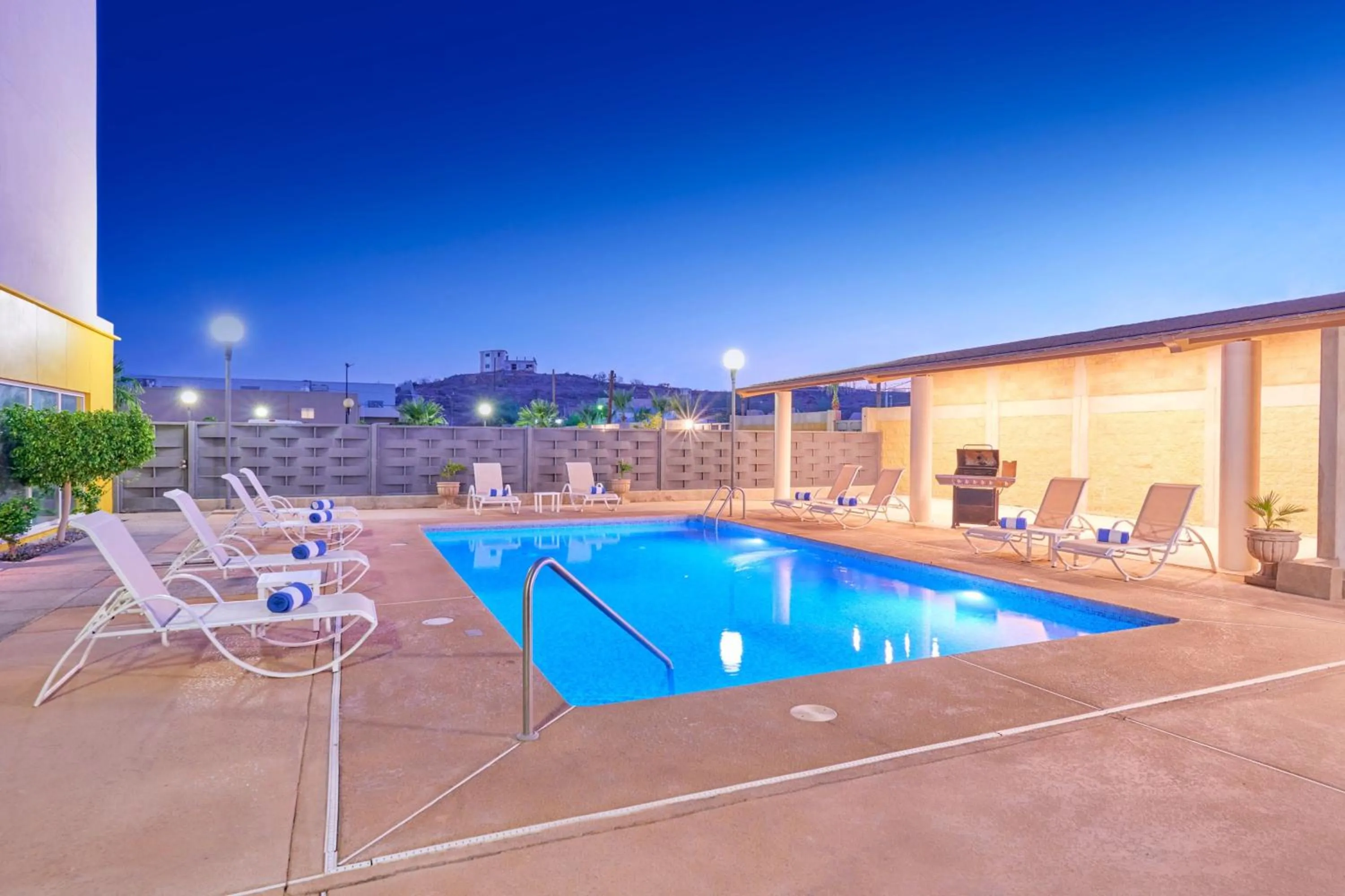 Swimming pool in City Express by Marriott Caborca