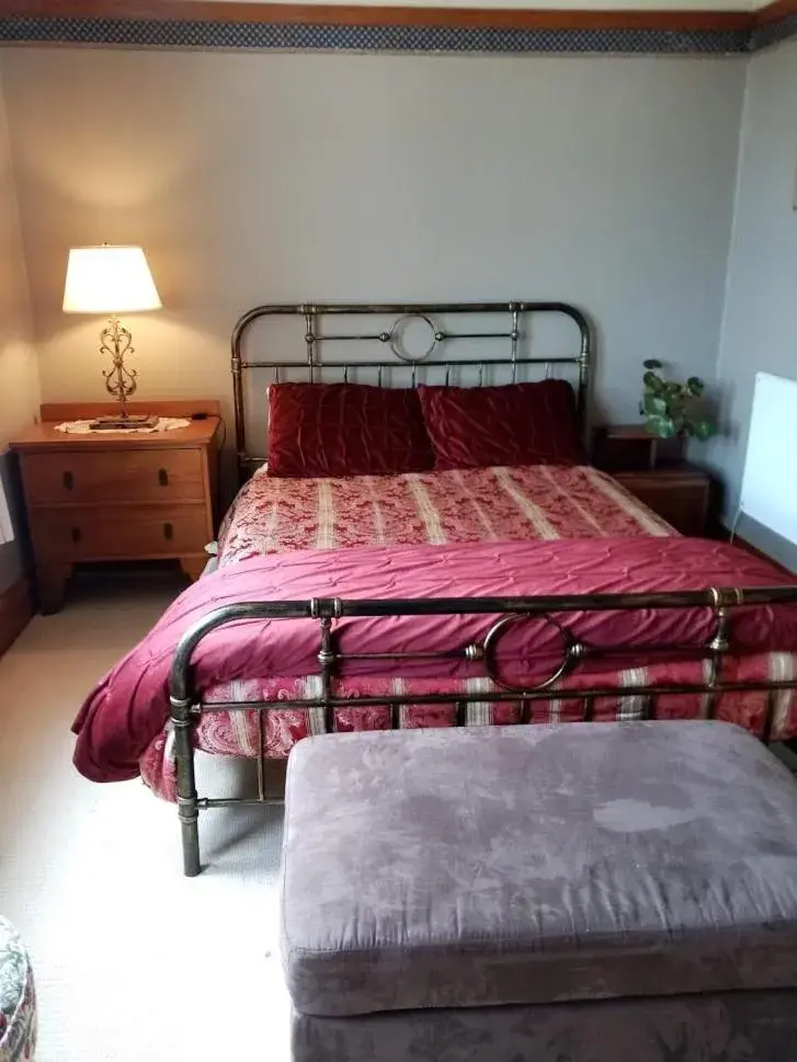 Queen Room with Shared Bathroom in Manakau House The Old Manakau Hotel 1920 Queen Room with Shared Bathroom in Manakau House The Old Manakau Hotel 1920