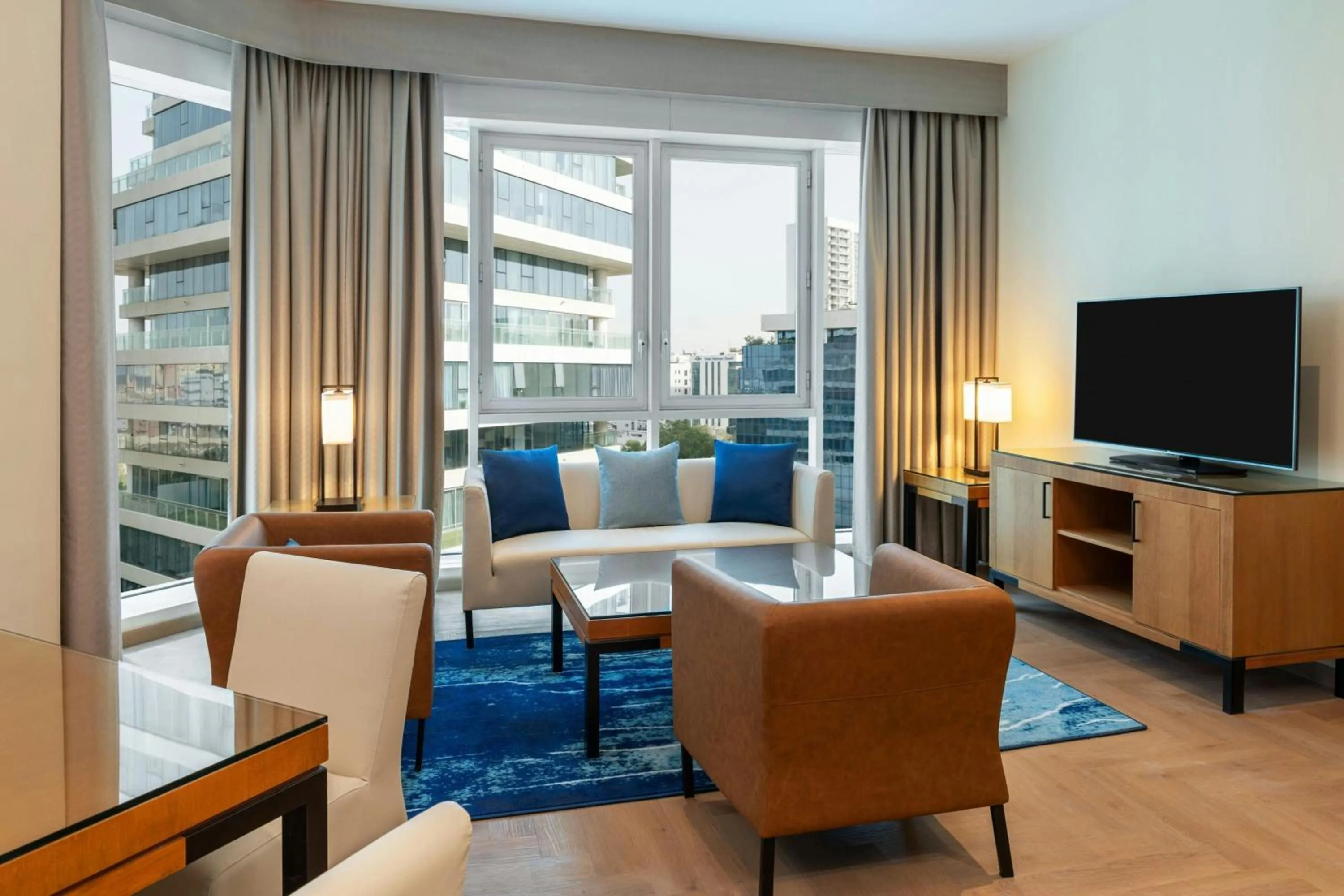 Living room in Four Points by Sheraton Bur Dubai