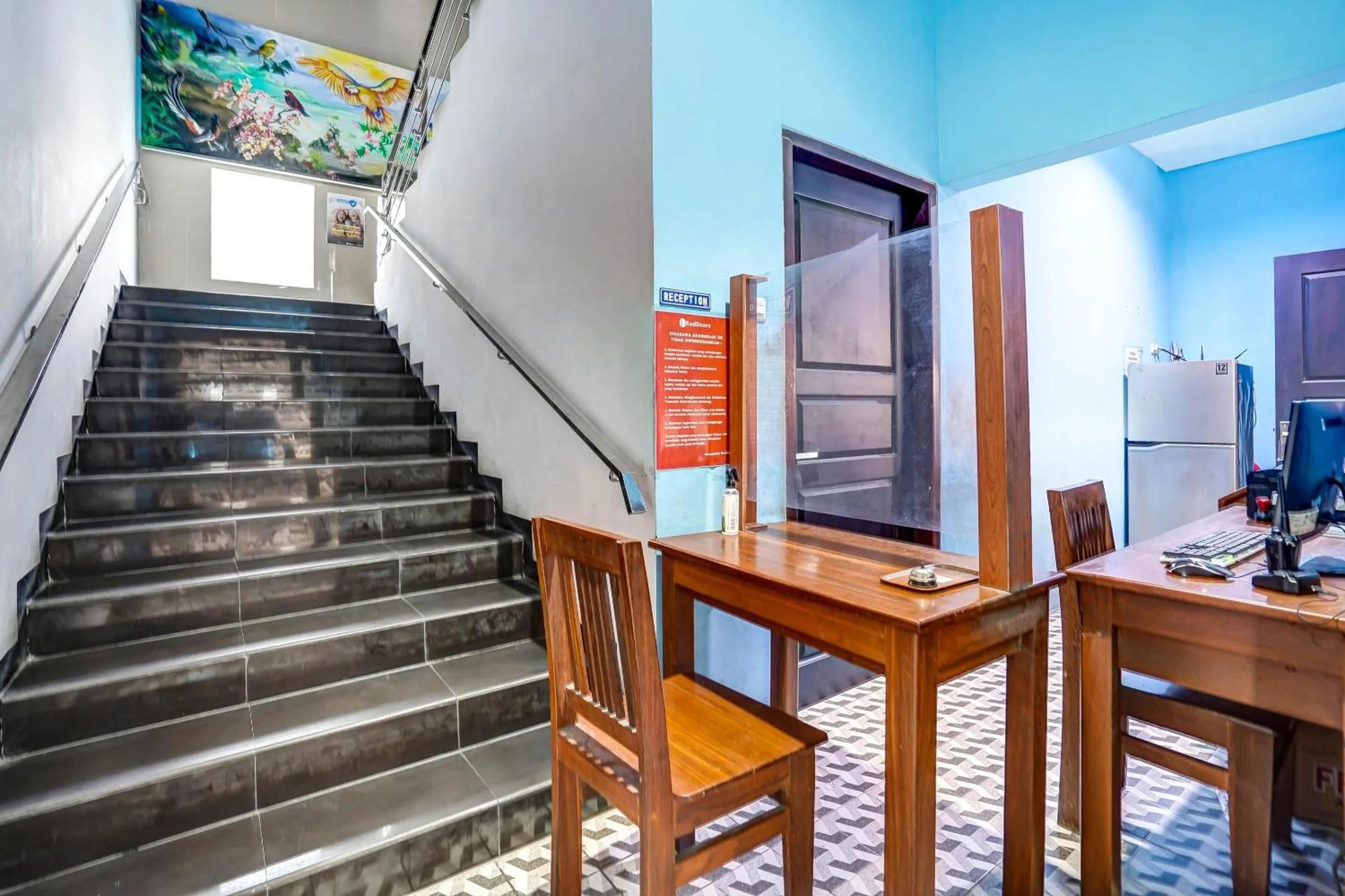 Lobby or reception in OYO Pratama Dukuh Kupang Sub