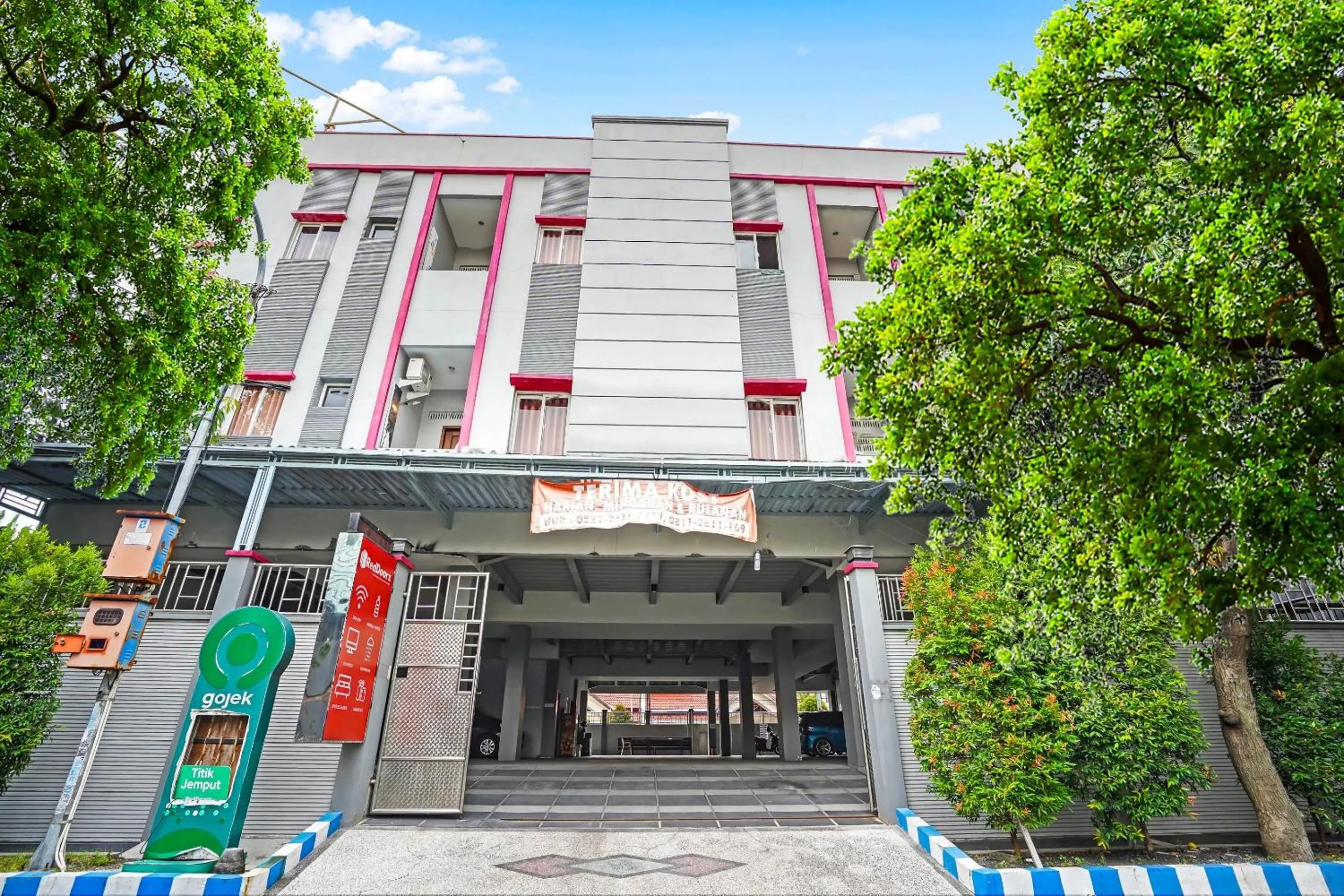 Facade/entrance in OYO Pratama Dukuh Kupang Sub