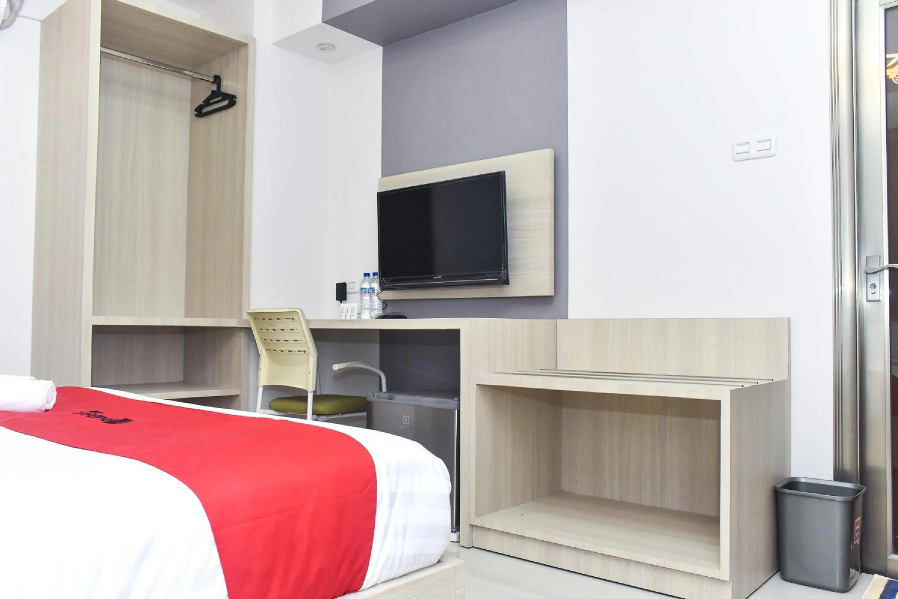 TV and multimedia, Bed in RedDoorz near Stasiun TVRI Surabaya 2