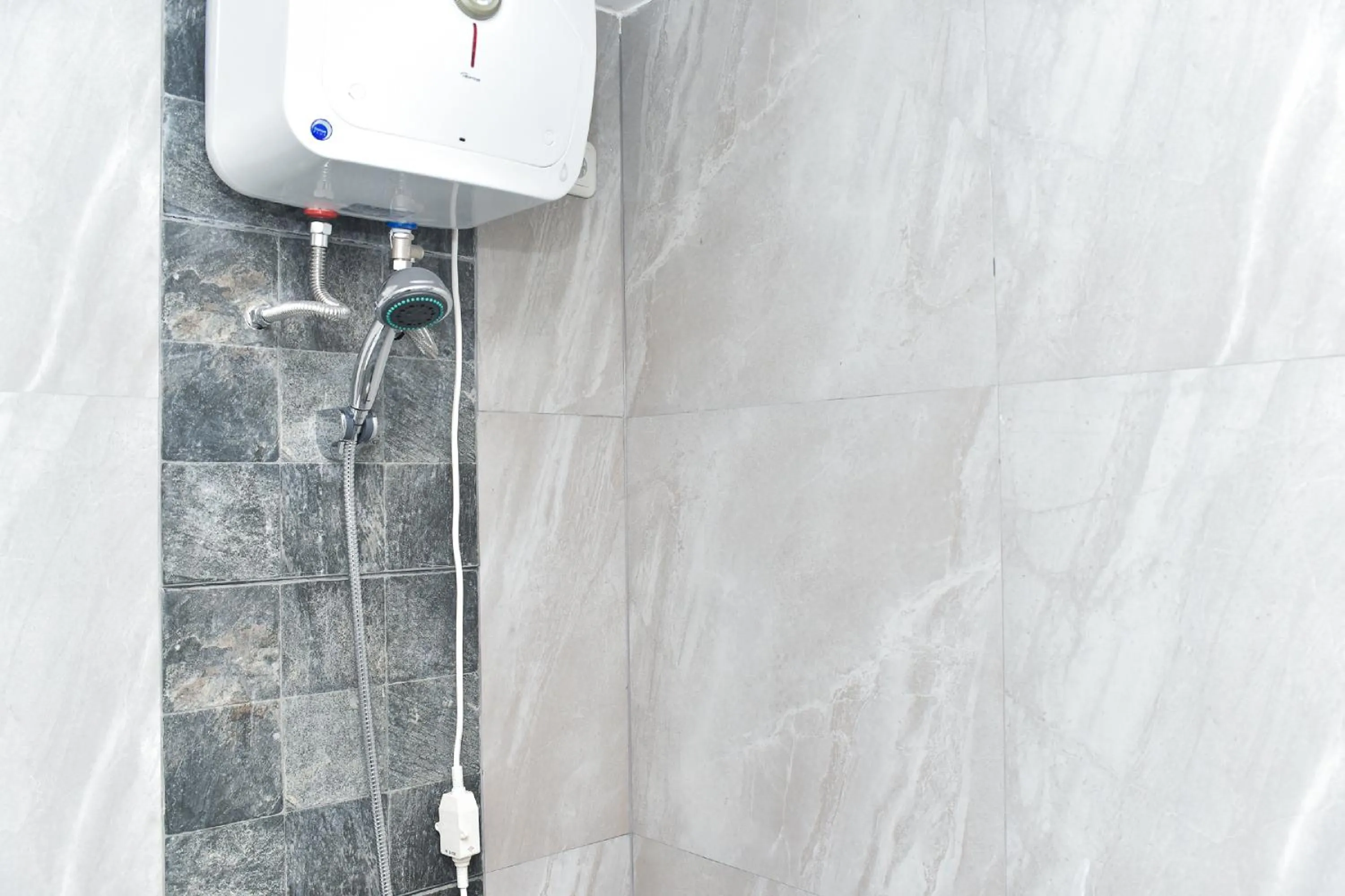 Bathroom in RedDoorz near Stasiun TVRI Surabaya 2