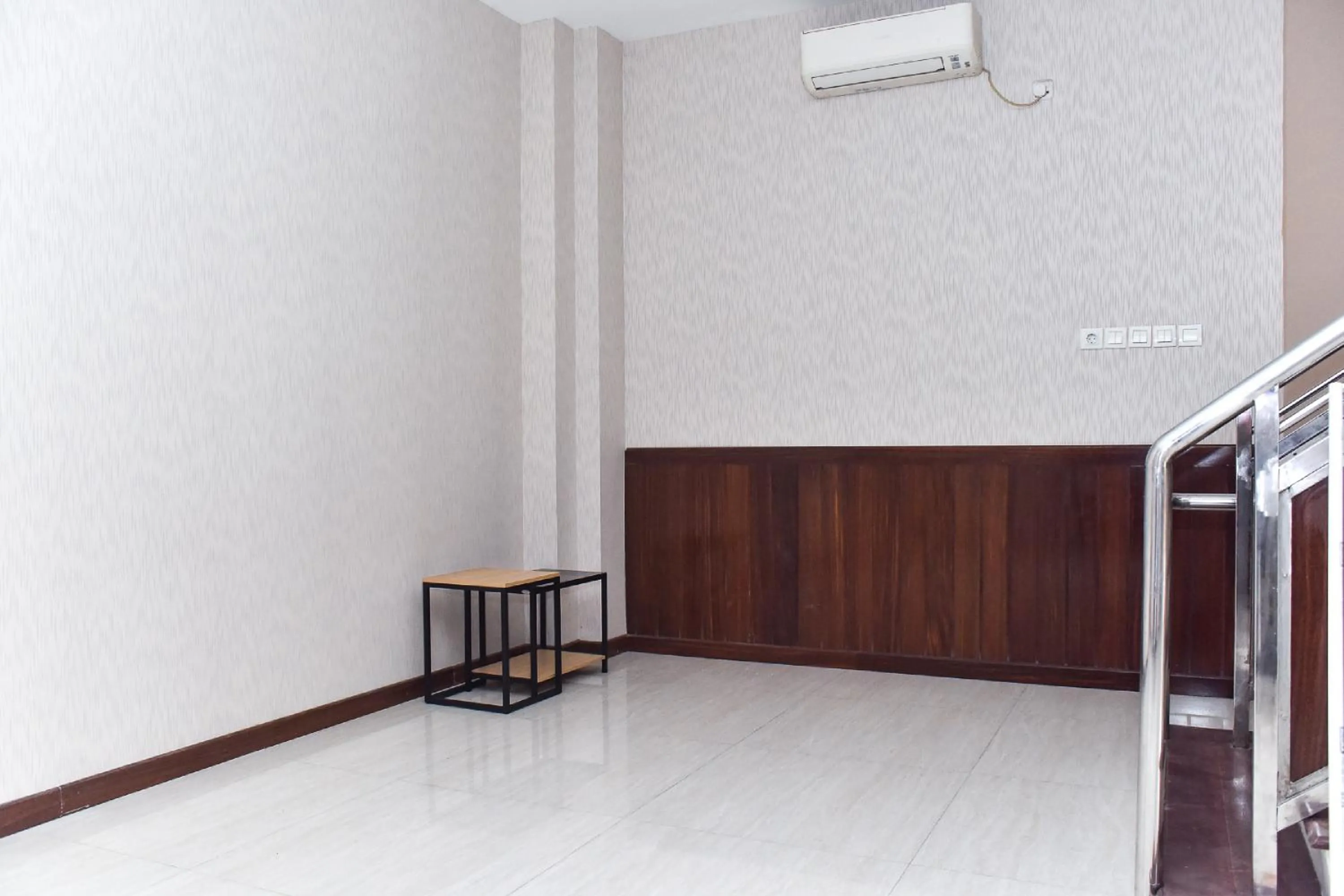 Area and facilities in RedDoorz near Stasiun TVRI Surabaya 2