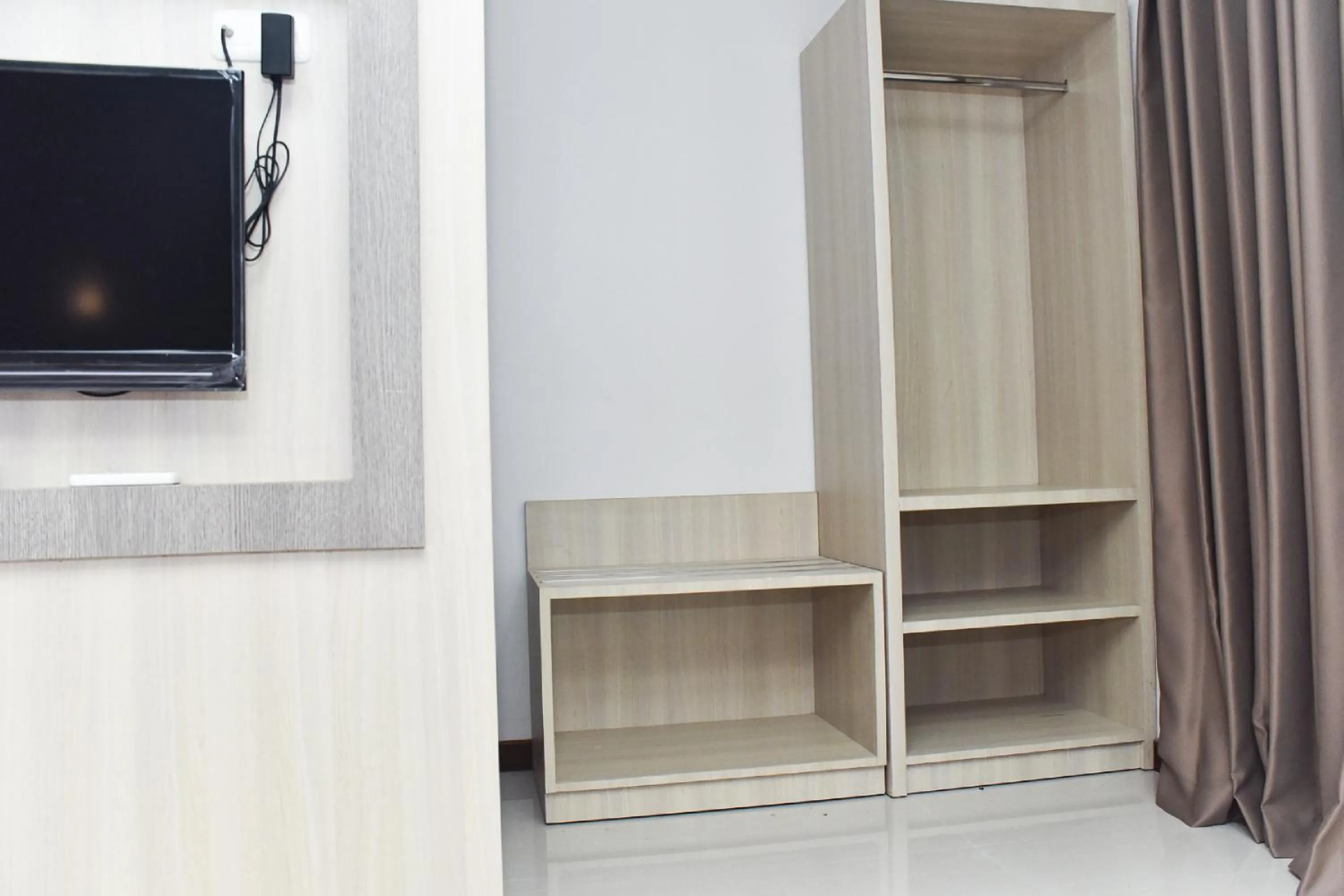 TV and multimedia in RedDoorz near Stasiun TVRI Surabaya 2