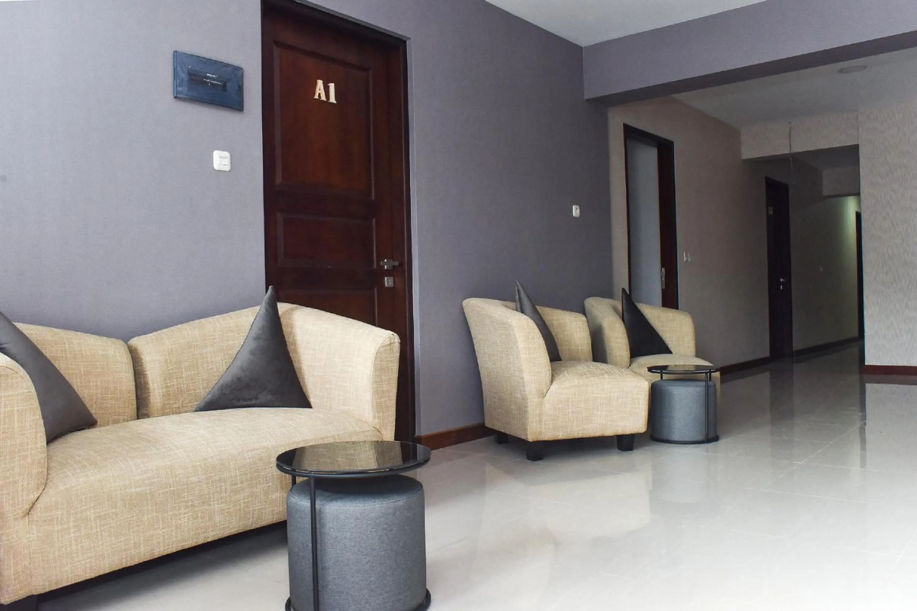 Seating area in RedDoorz near Stasiun TVRI Surabaya 2