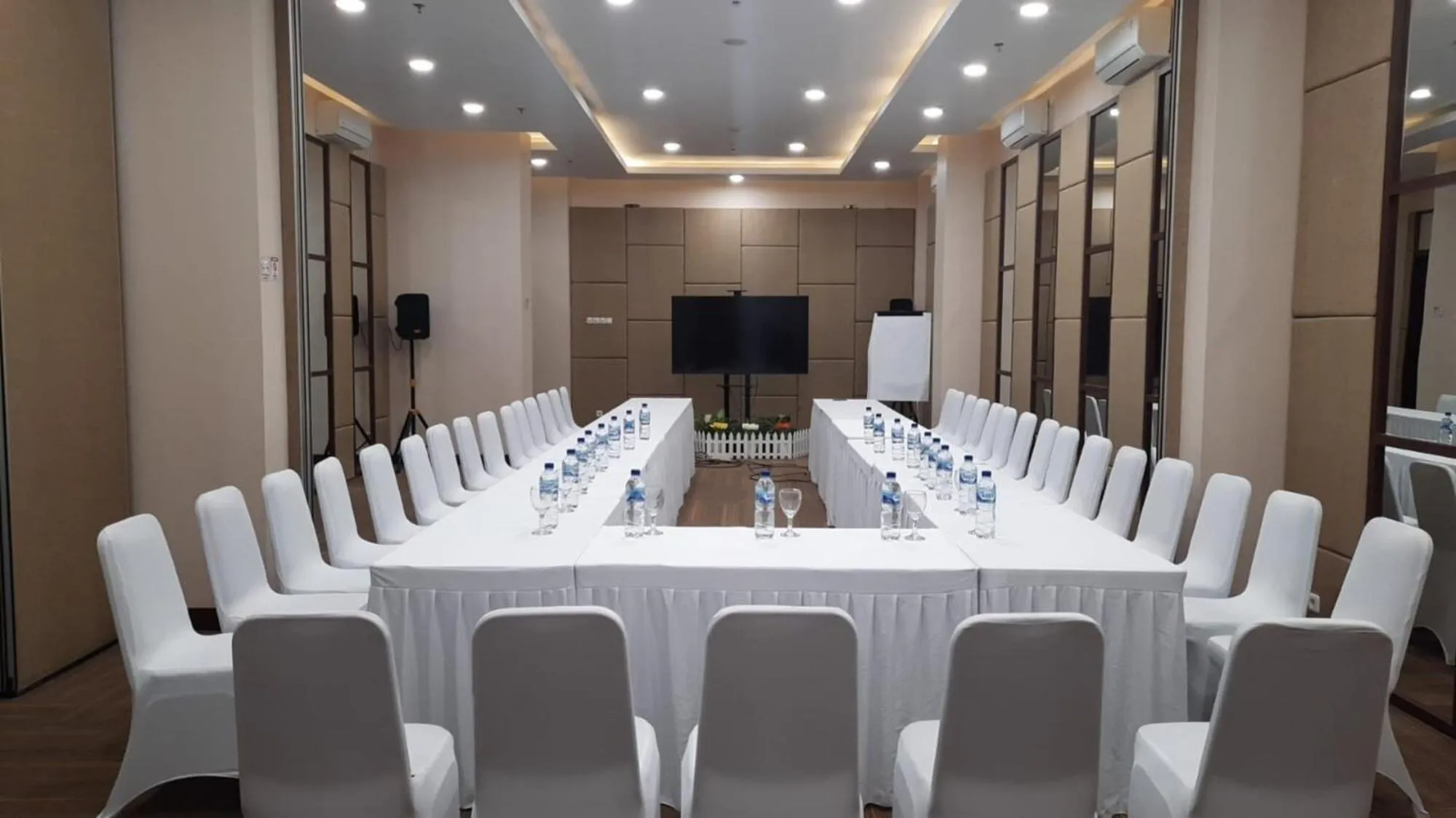 Meeting/conference room in Cordova Suites