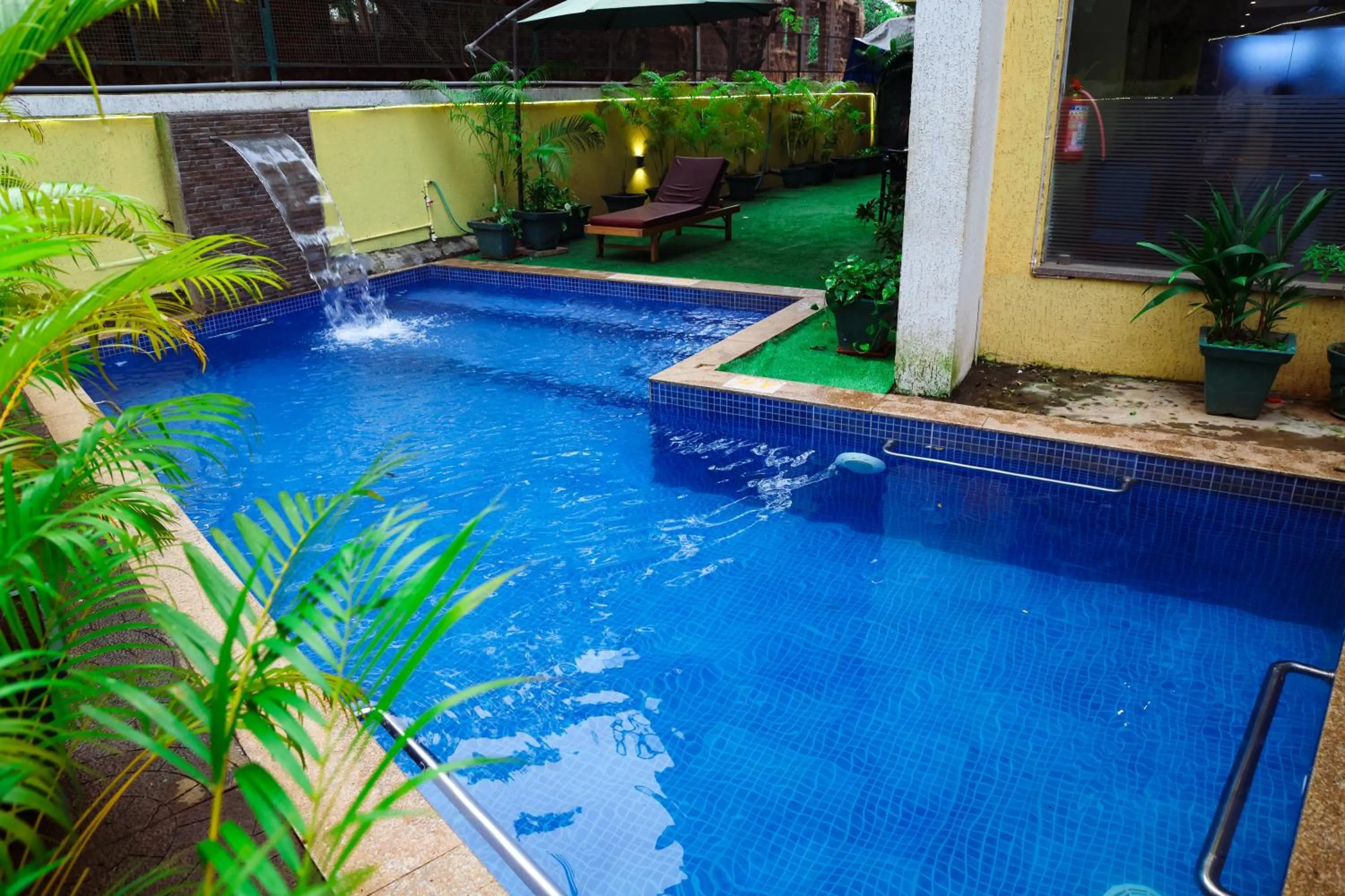 Swimming pool in Trevon Hotels & Resorts Goa