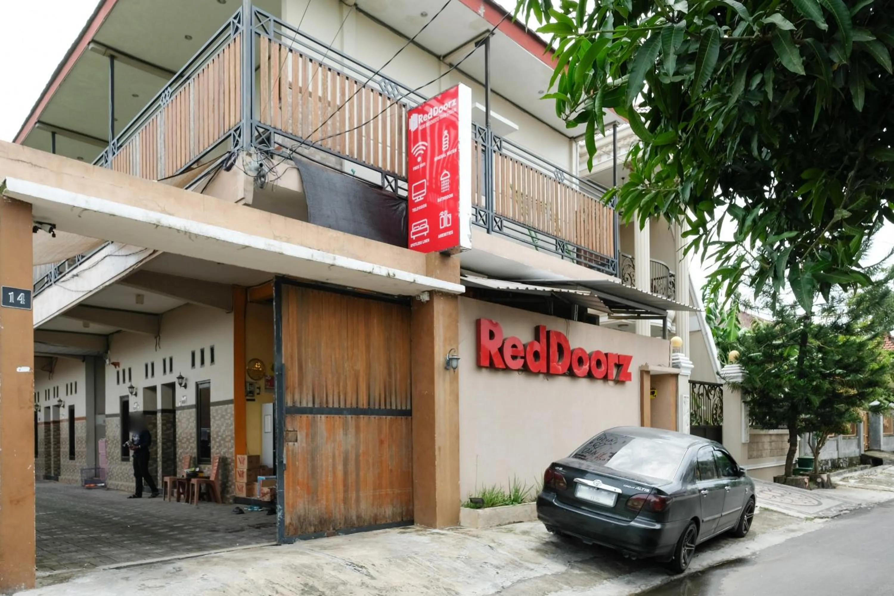 Facade/entrance in RedDoorz near Mojokerto Train Station
