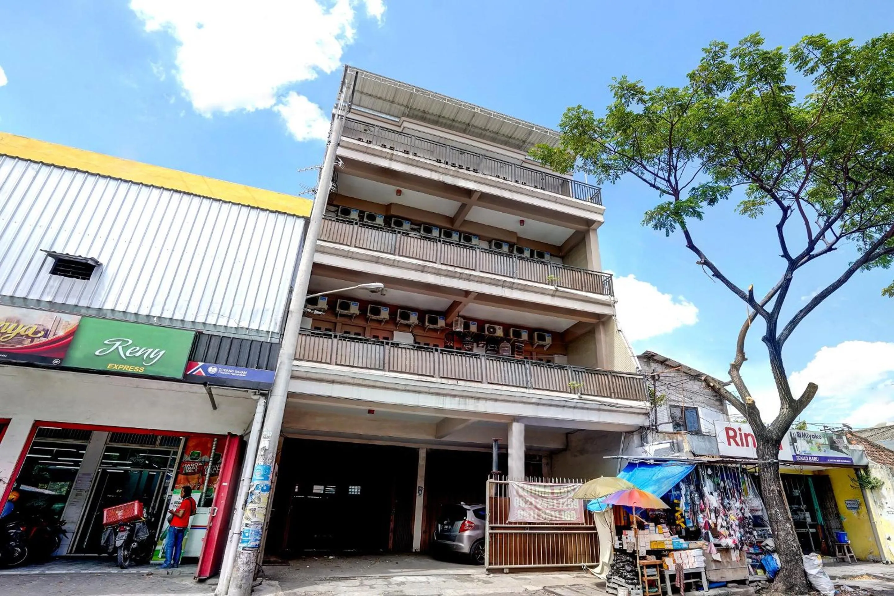 Facade/entrance in OYO Flagship 90890 Bratang Gede Residence
