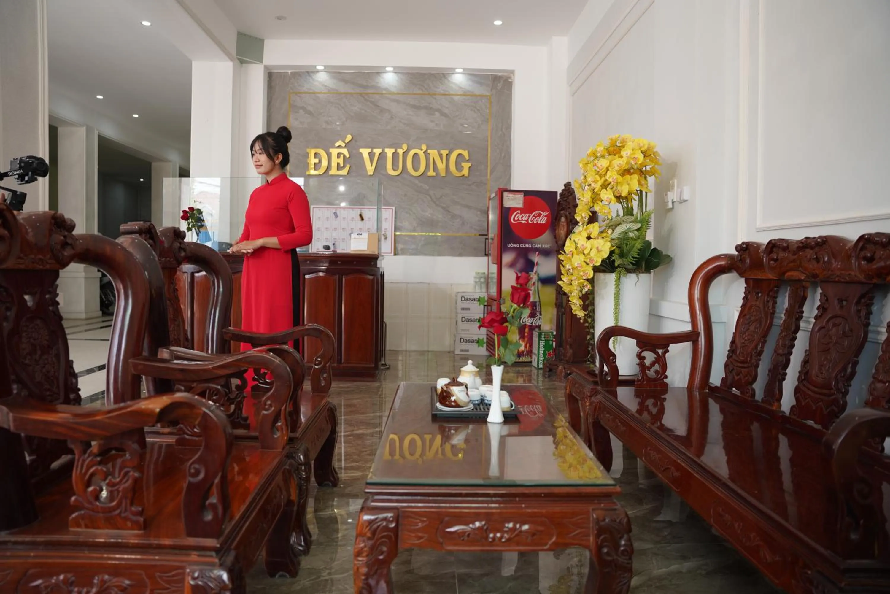 KHÁCH SẠN ĐẾ VƯƠNG