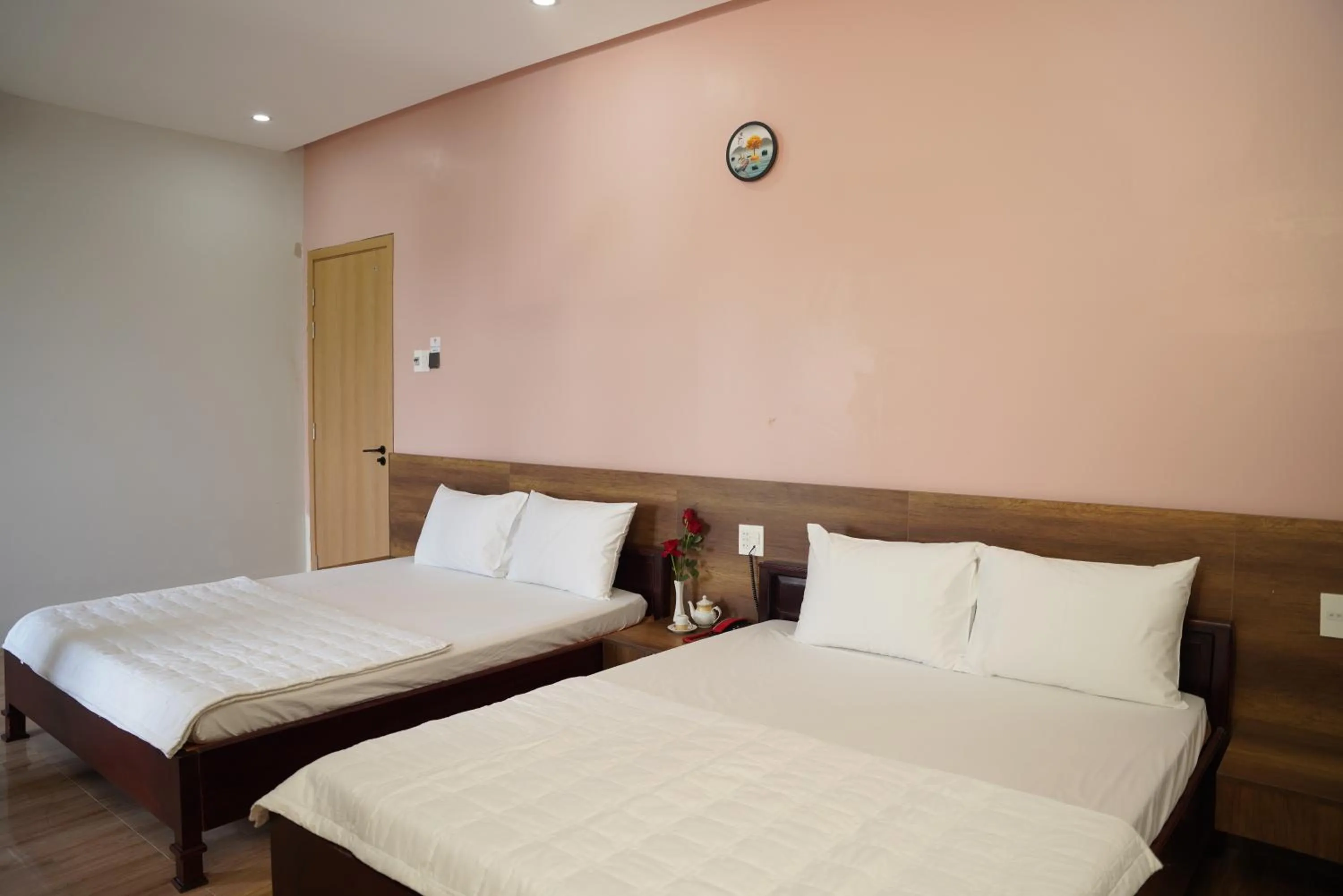 Photo of the whole room, Bed in KHÁCH SẠN ĐẾ VƯƠNG