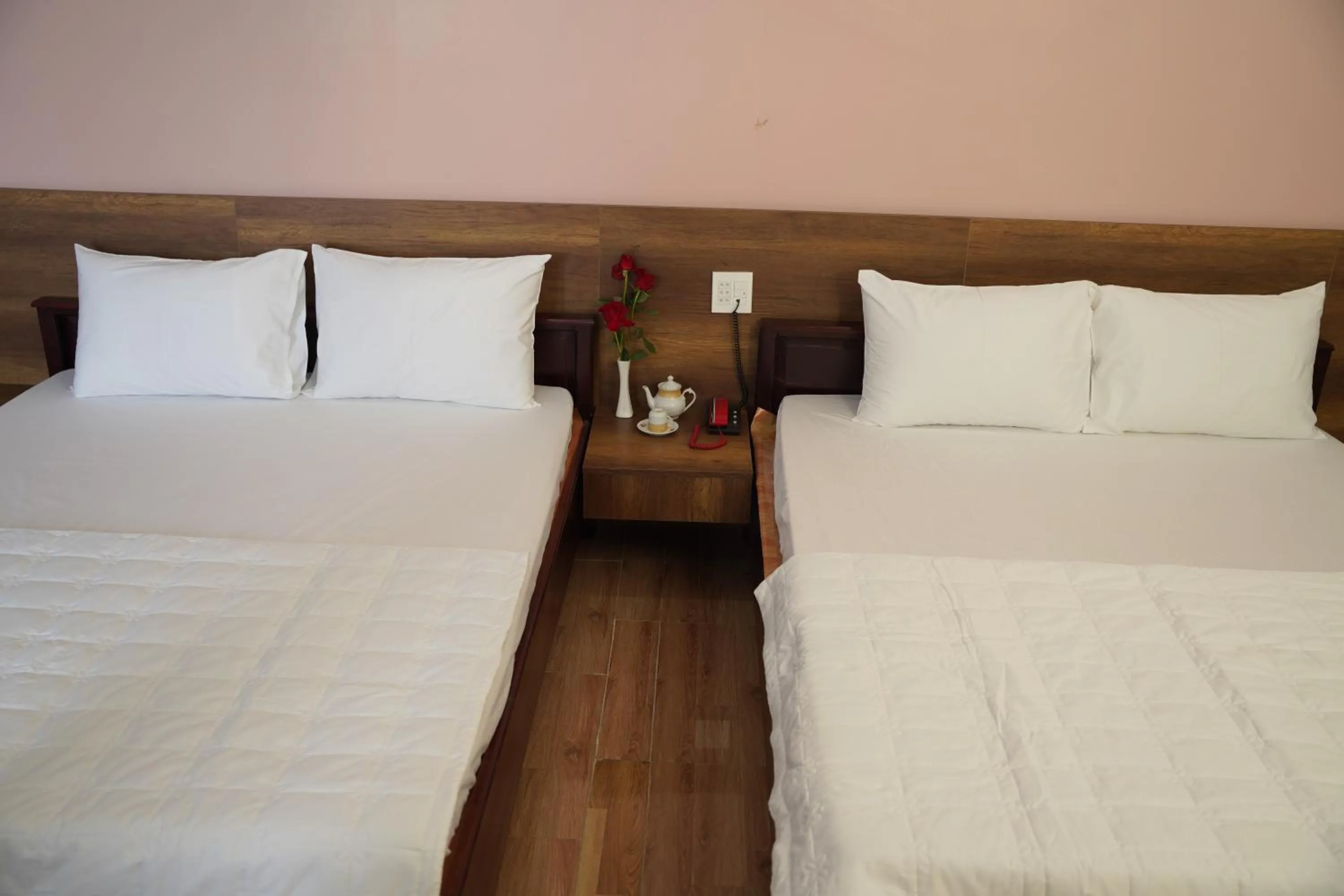 Photo of the whole room, Bed in KHÁCH SẠN ĐẾ VƯƠNG