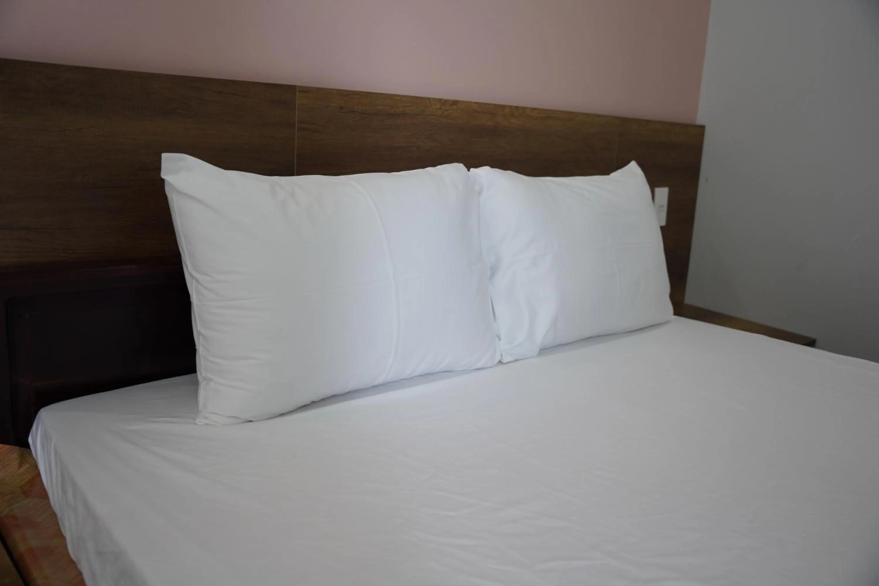 Bed in KHÁCH SẠN ĐẾ VƯƠNG