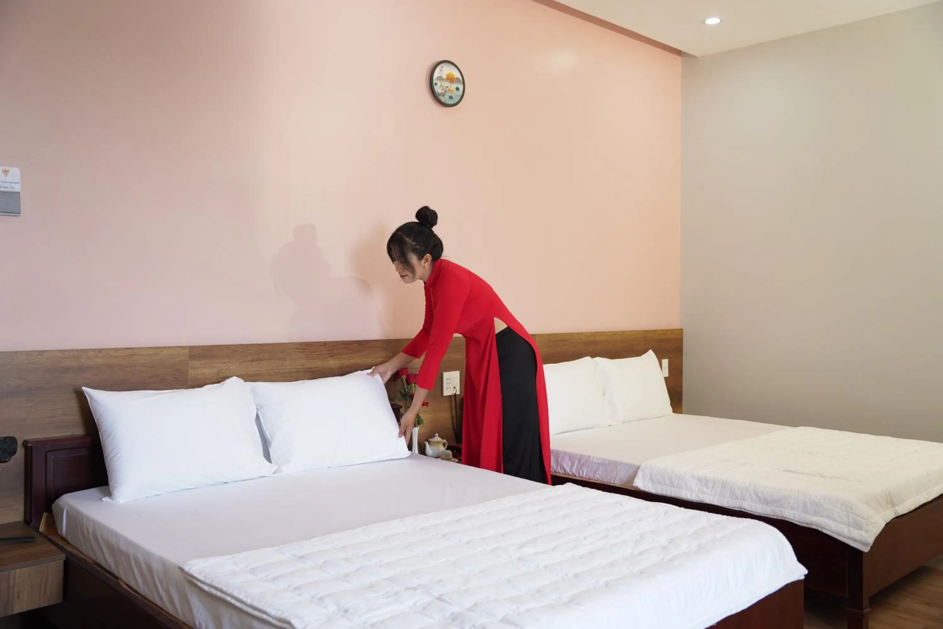 Bed in KHÁCH SẠN ĐẾ VƯƠNG
