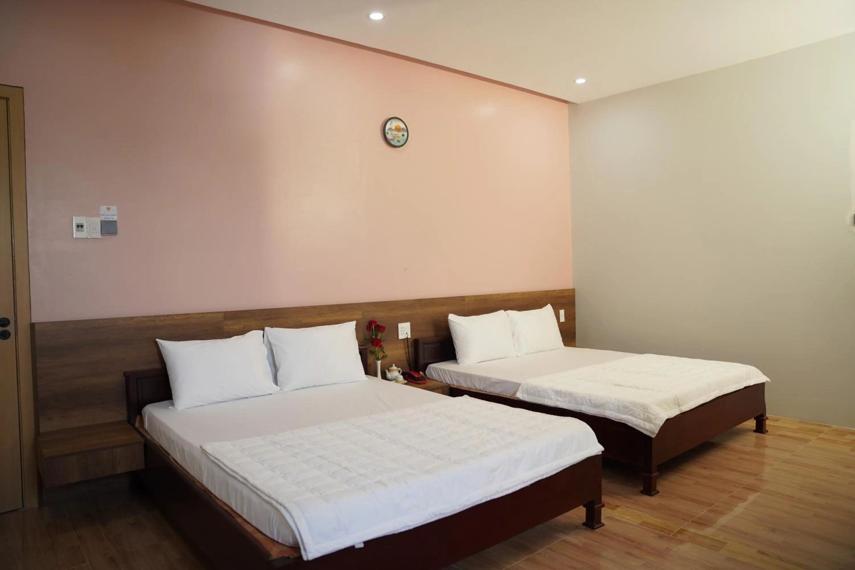 Bed in KHÁCH SẠN ĐẾ VƯƠNG