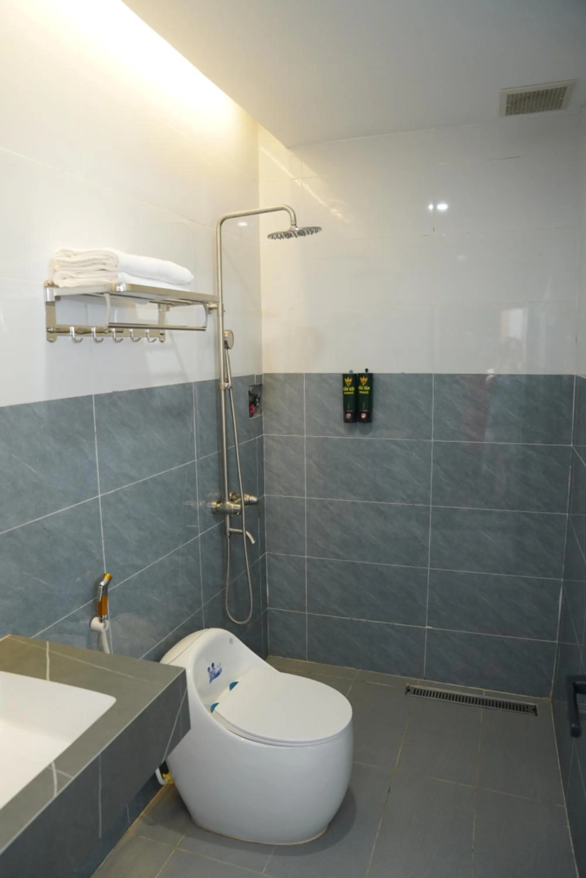 Toilet in KHÁCH SẠN ĐẾ VƯƠNG