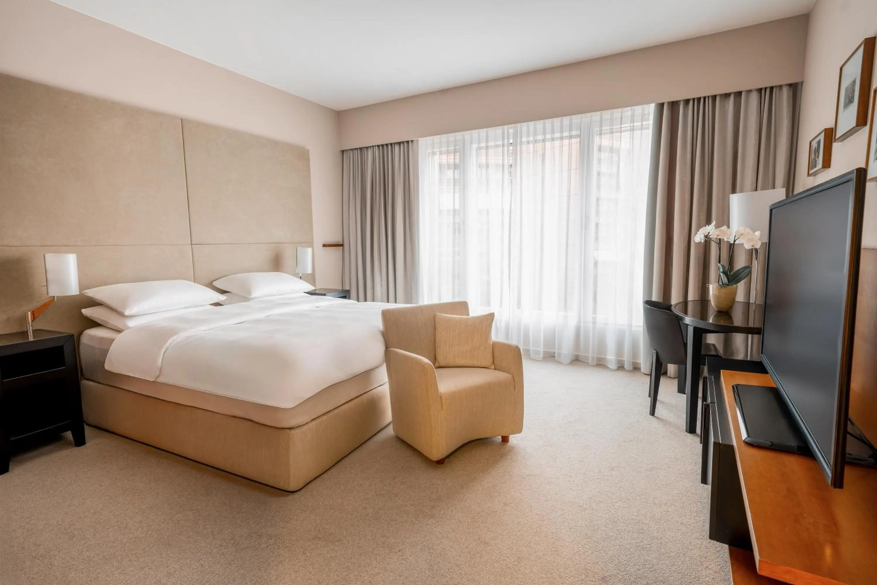 room service, Bed in Grand Hyatt Berlin
