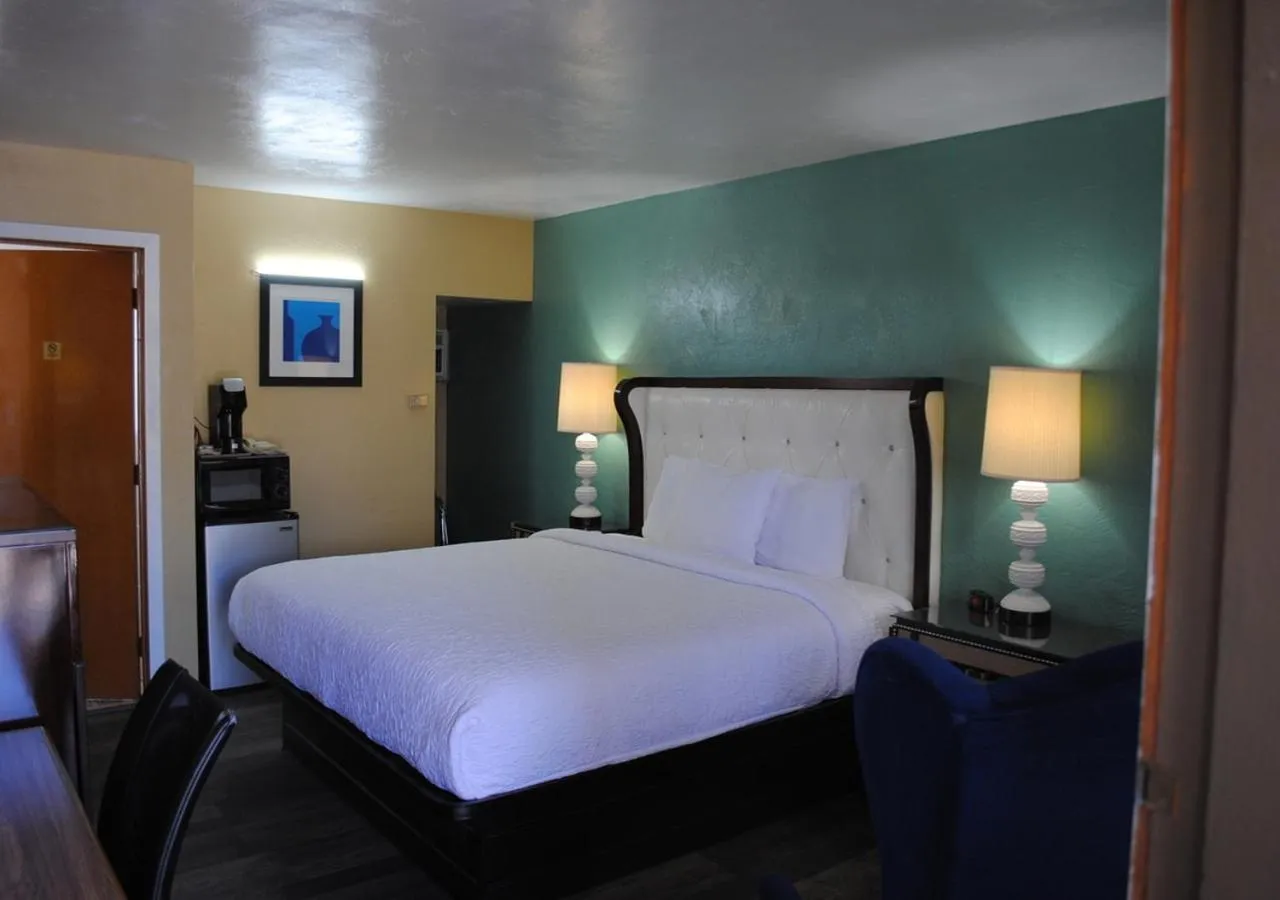 Bedroom, Bed in American inn