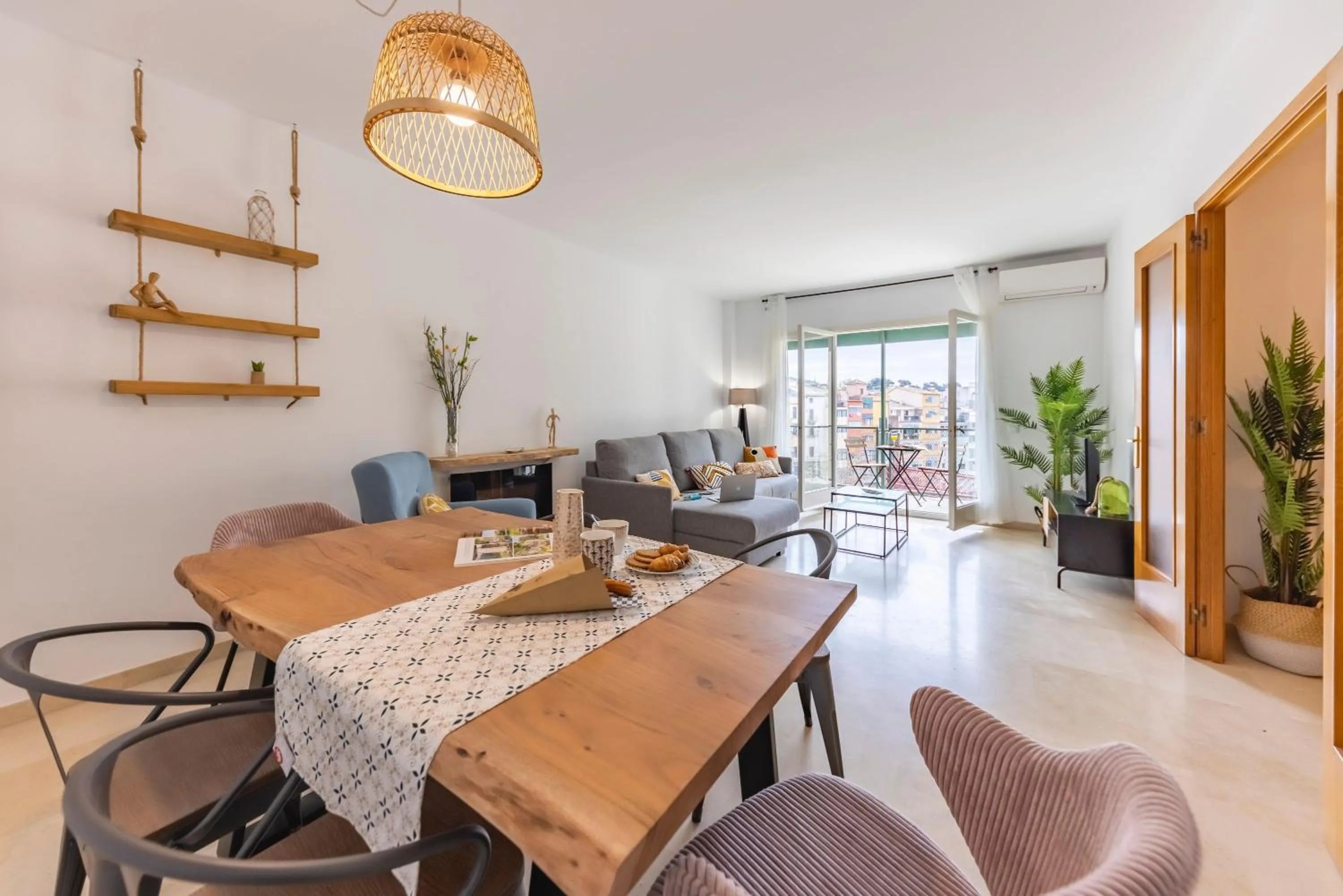 Living room in Bravissimo Plaça de la Independència, Morning Sun