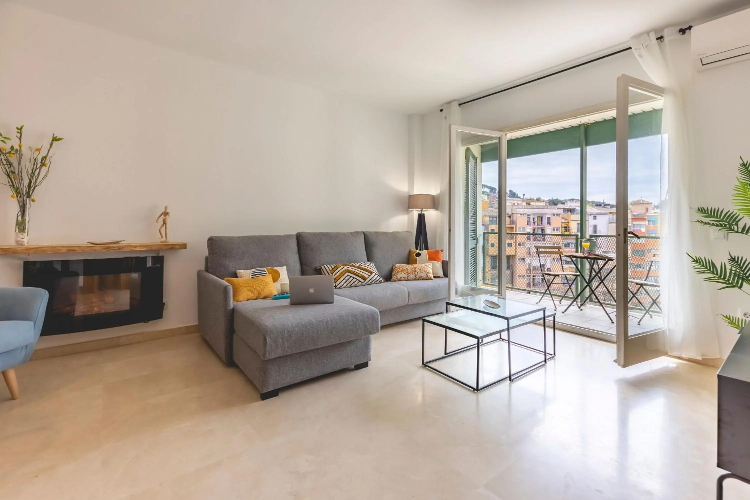 Living room in Bravissimo Plaça de la Independència, Morning Sun