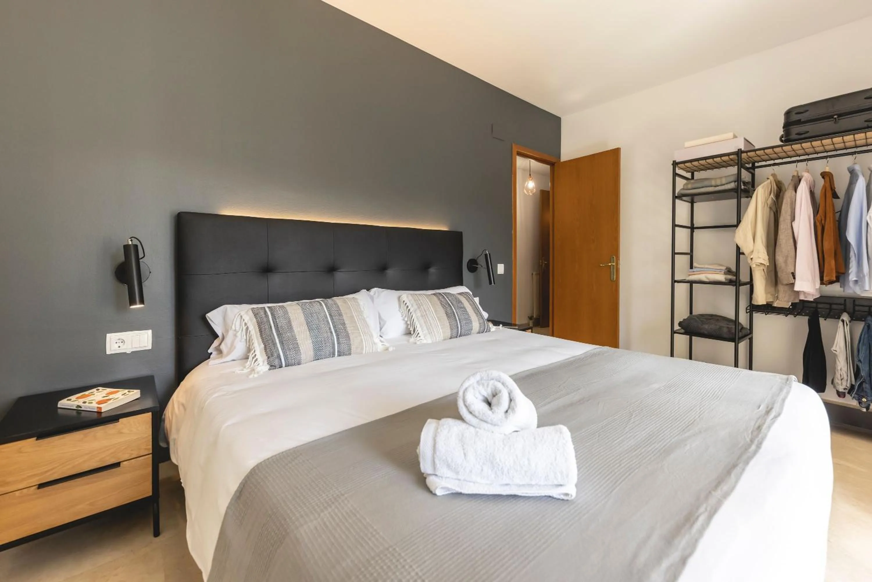 Bed in Bravissimo Plaça de la Independència, Morning Sun