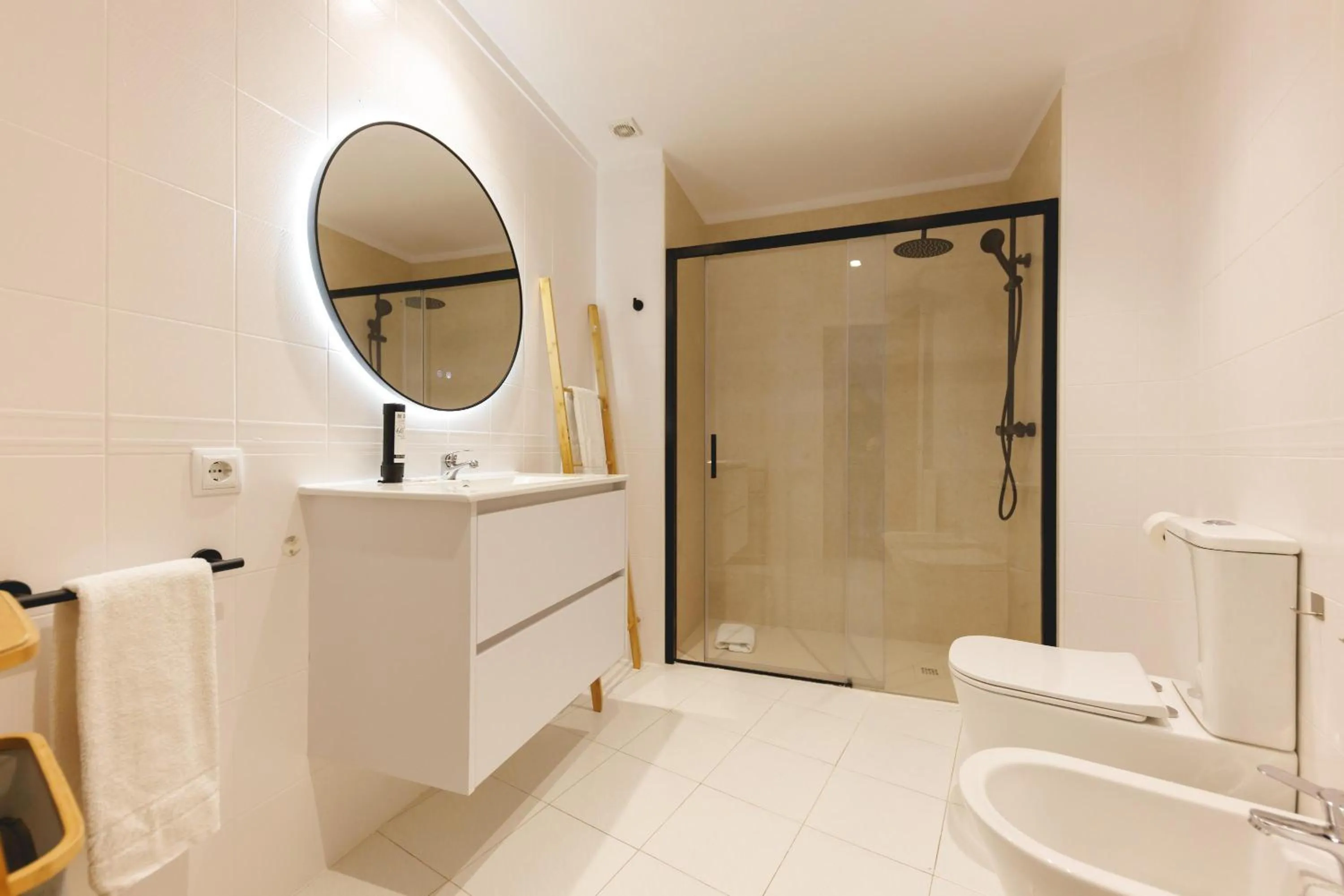 Shower in Bravissimo Plaça de la Independència, Morning Sun